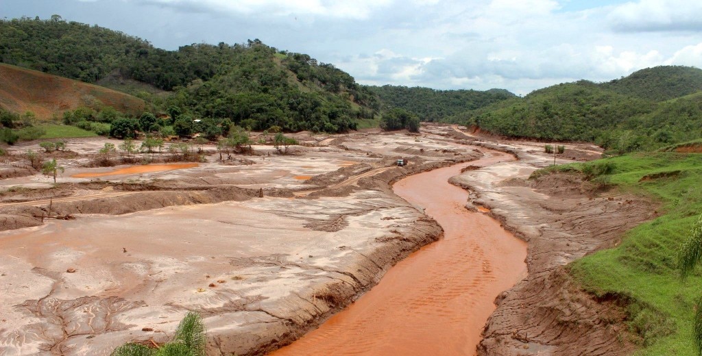 Águas barrentas em uma lagoa de decantação resíduos tóxicos de uma mina de  cobre decaindo em uma bacia de decantação