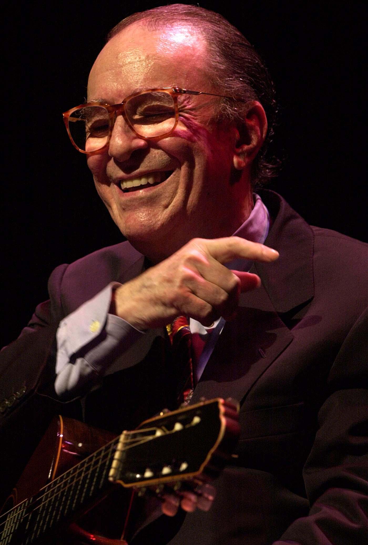 Álbum traz canção inédita e show de João Gilberto em 1998