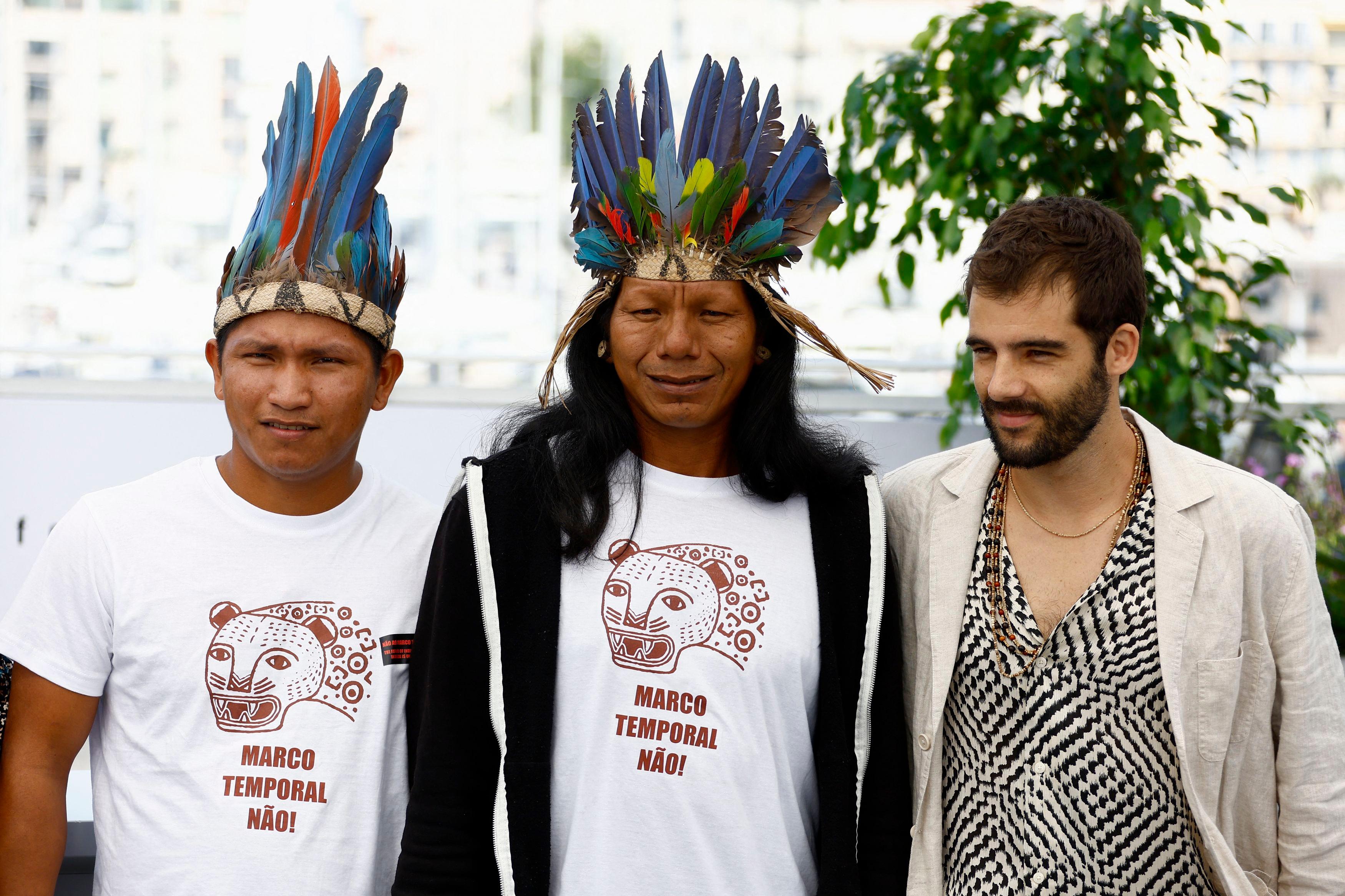 Equipe de filme brasileiro faz protesto em Cannes em defesa da