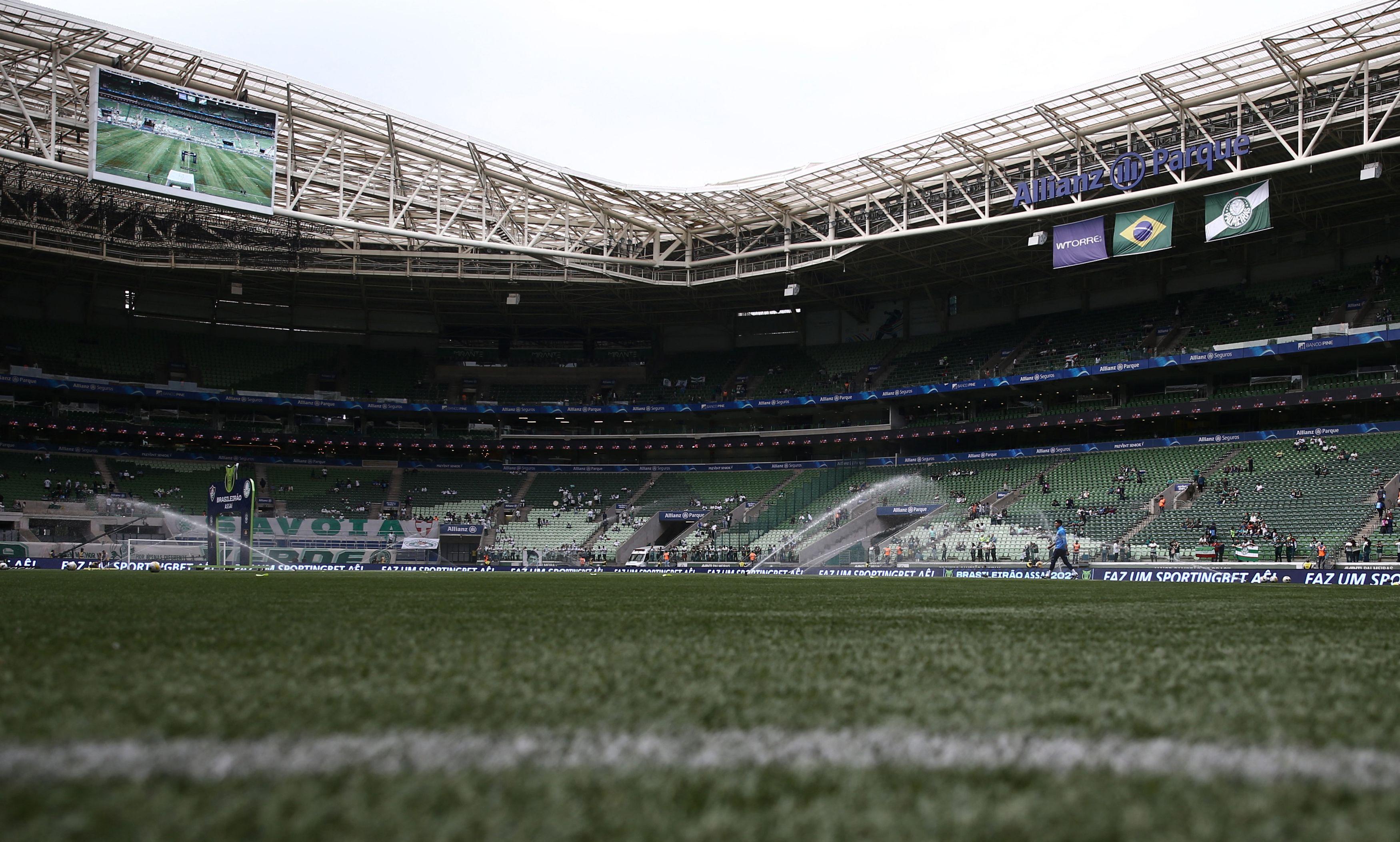 Fã de Taylor Swift joga sal grosso no Allianz Parque antes de shows da  cantora