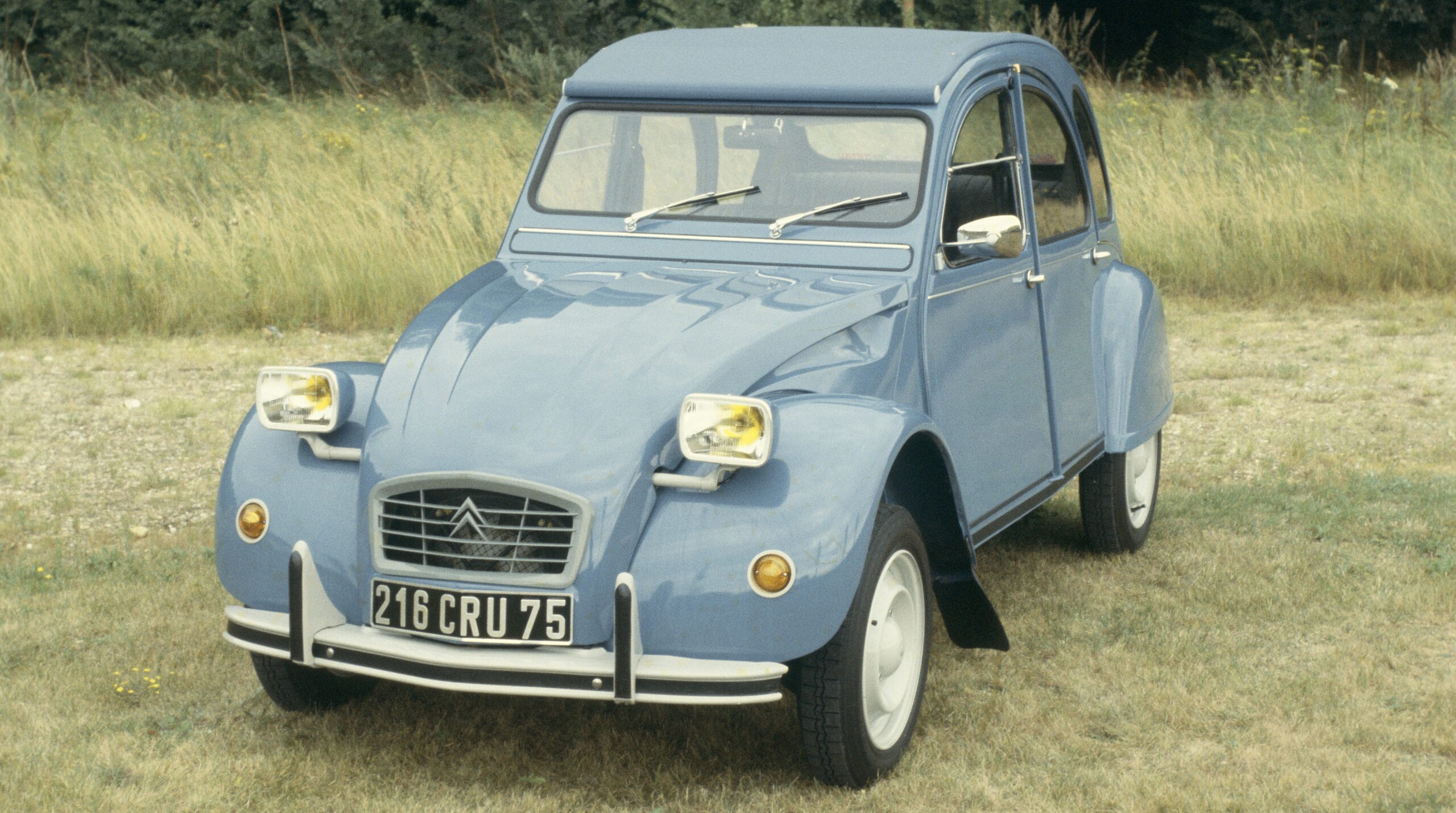Citroën 2CV: ícone da marca completa 75 anos; relembre a história