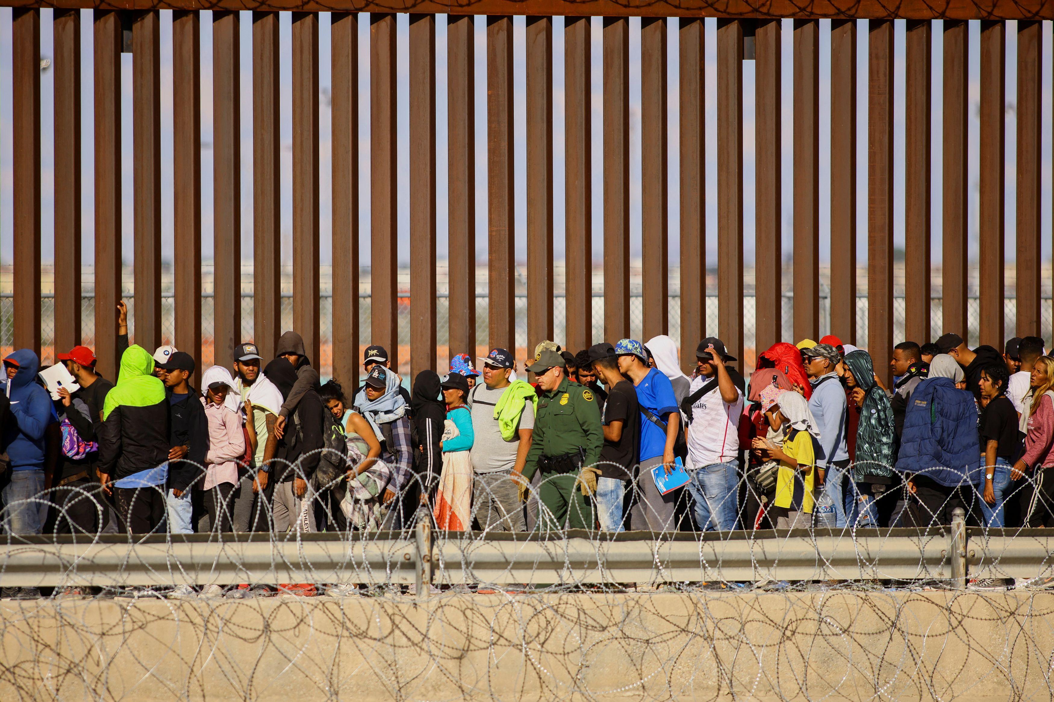 Crise migratória nos EUA: Biden aprova construção de novo trecho de muro na fronteira com México; 26 leis foram revogadas - Estadão
