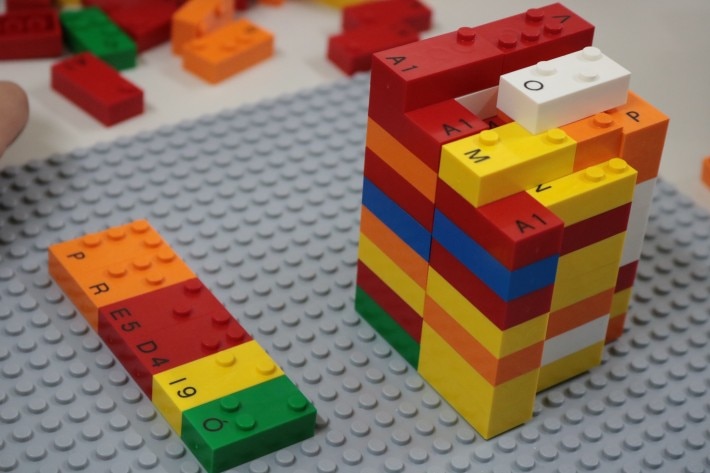 Lego em Braile ajuda a alfabetizar crianças cegas