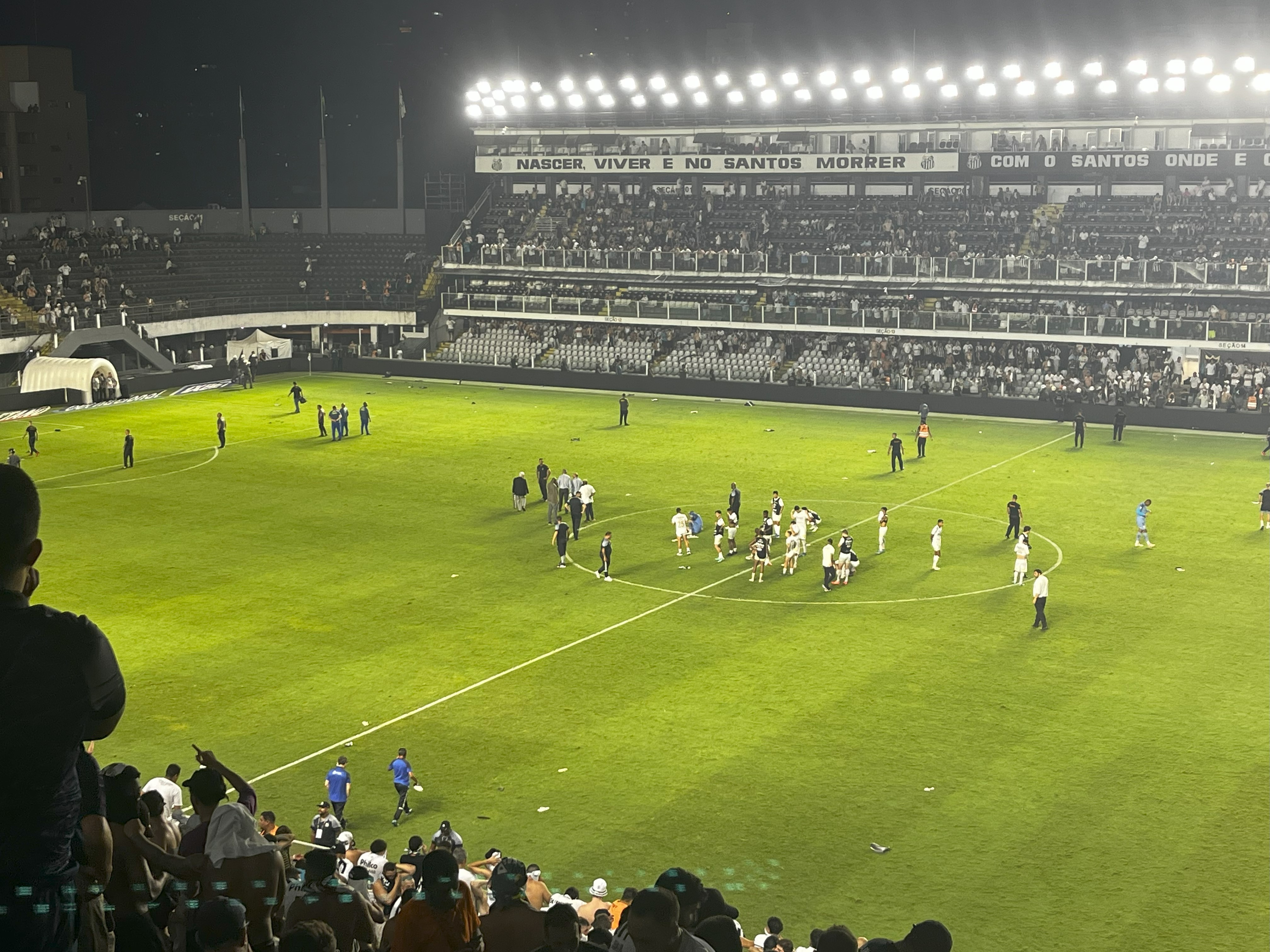 Torcedores do Santos lançam fogos em campo, e jogo é encerrado