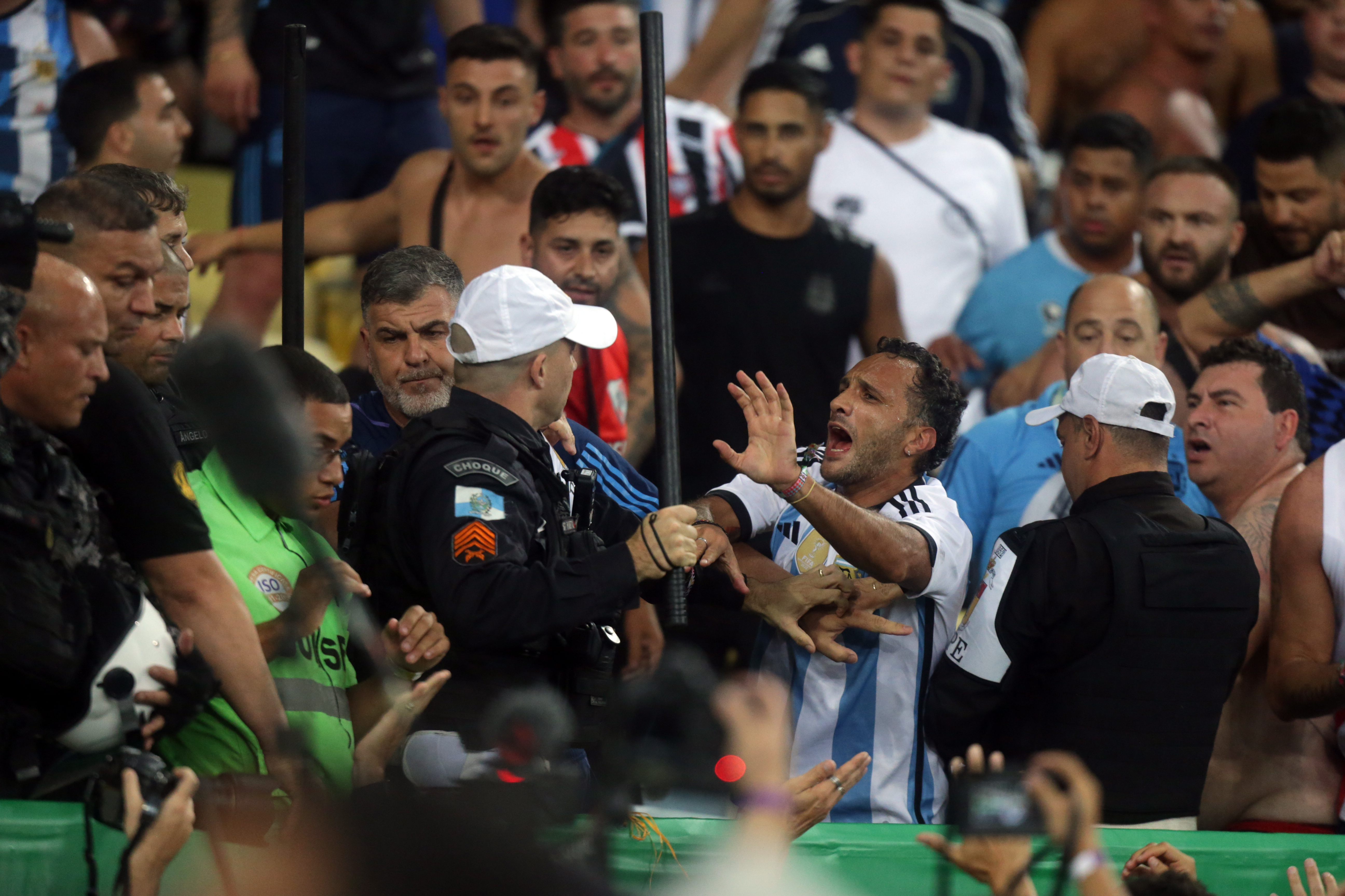 Pré-jogo Brasil x Argentina tem briga entre torcedores e assentos