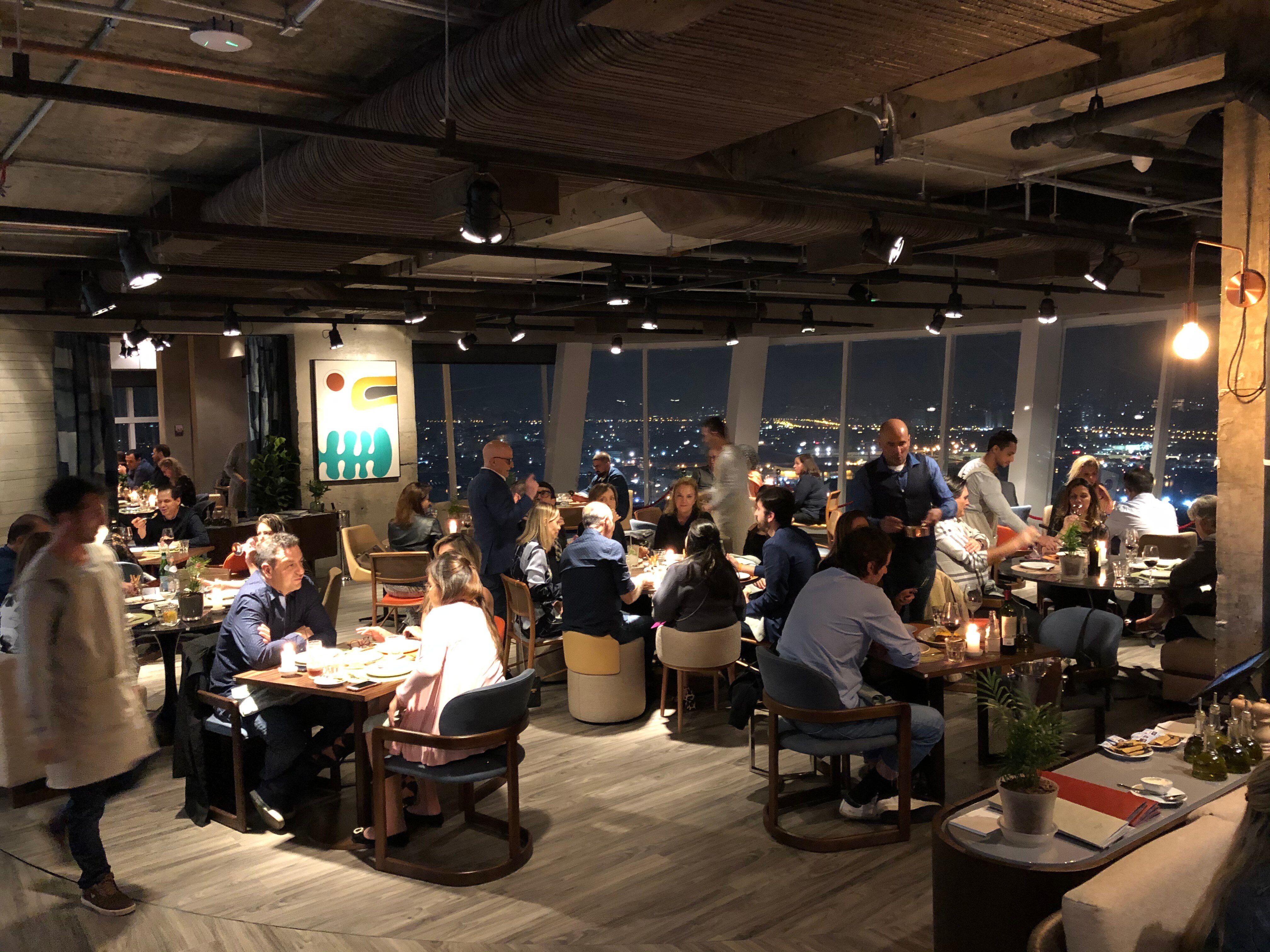 Restaurante giratório com vista para o Pico do Jaraguá, Campo de Marte e  Serra do Mar é atração imperdível na Zona Norte; conheça!