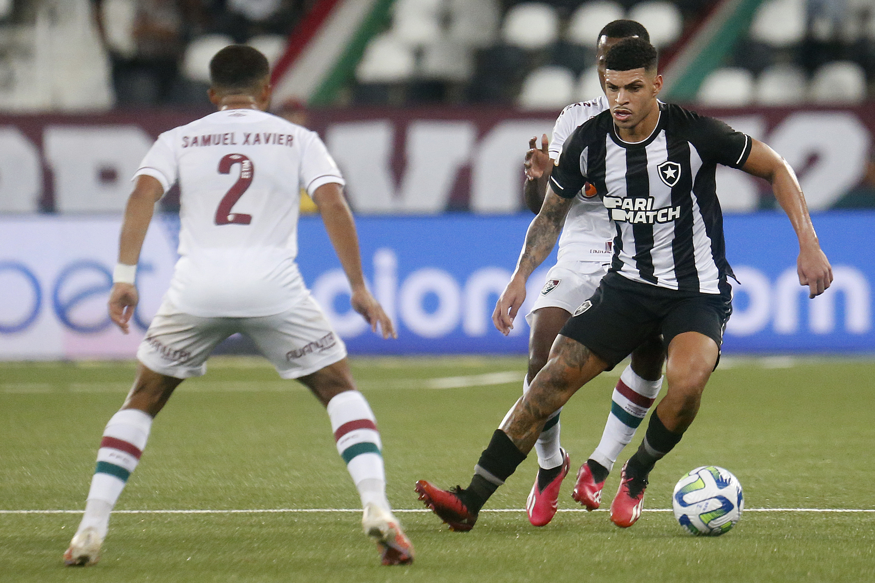 No primeiro jogo sem Luís Castro, Botafogo vence clássico contra o Vasco e  se mantém na liderança