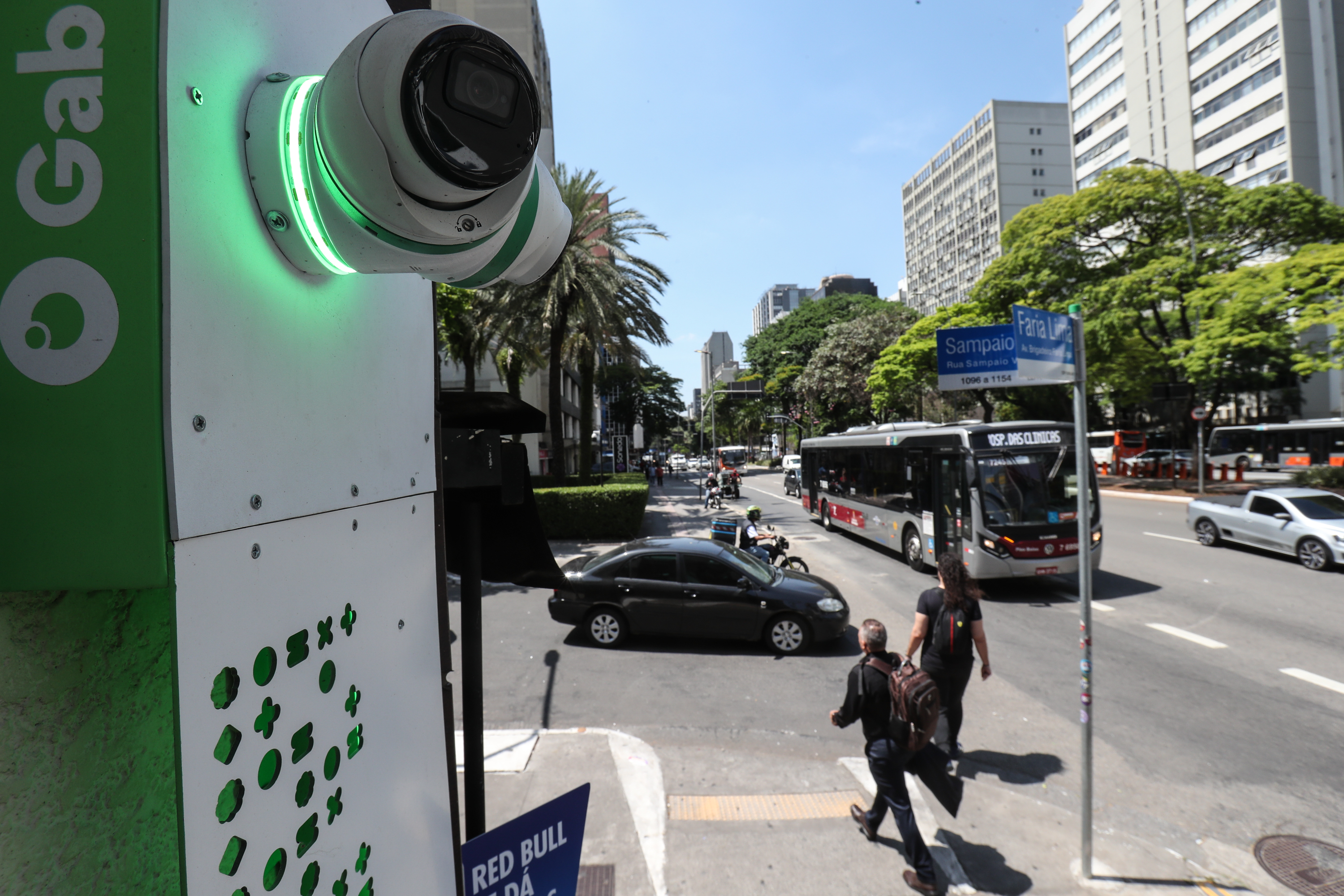 Vídeos: como são os roubos por falsos motoboys armados que assustam a Faria  Lima - Estadão