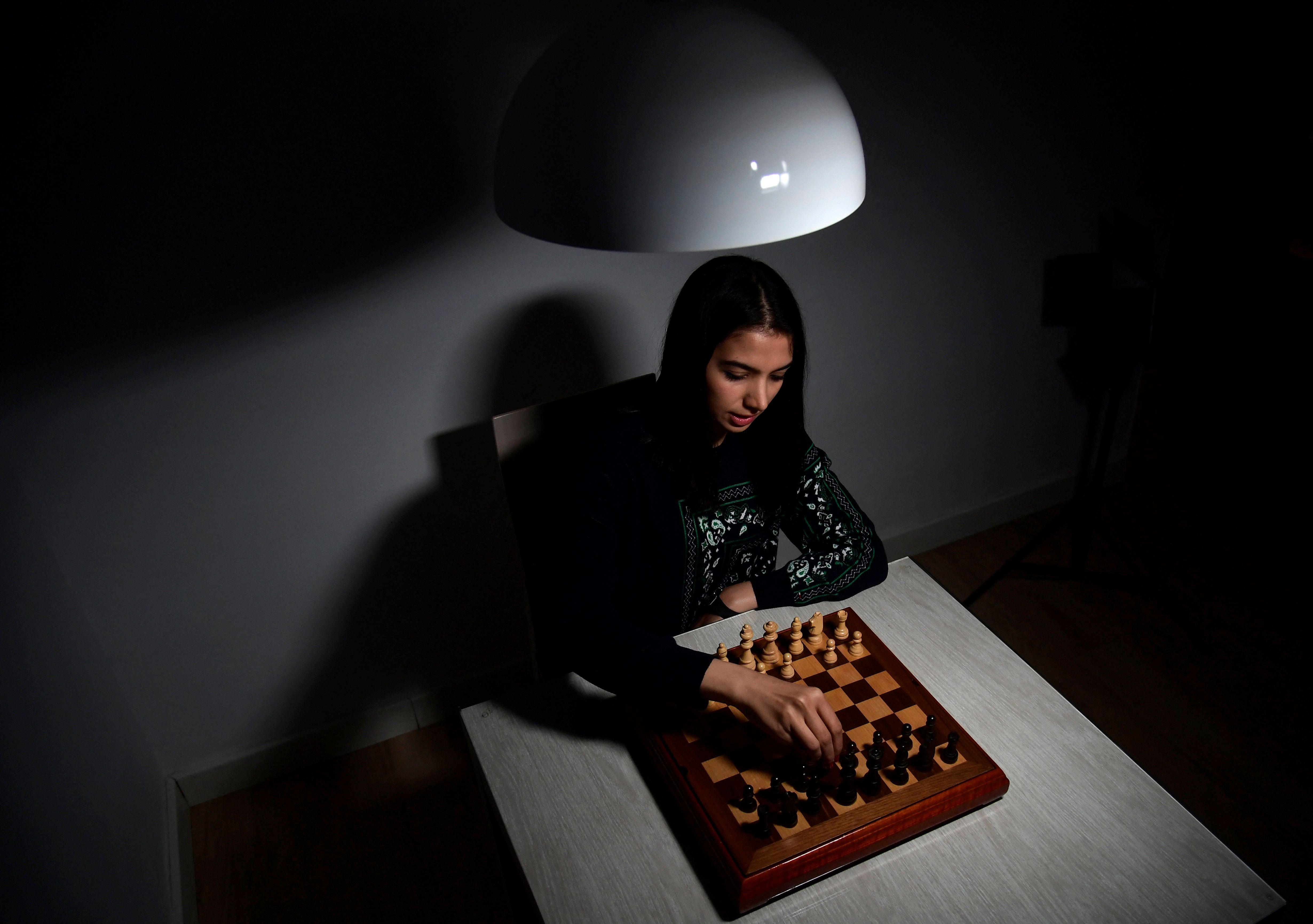 Quem é Sara Khadem, campeã iraniana de xadrez que compete sem véu