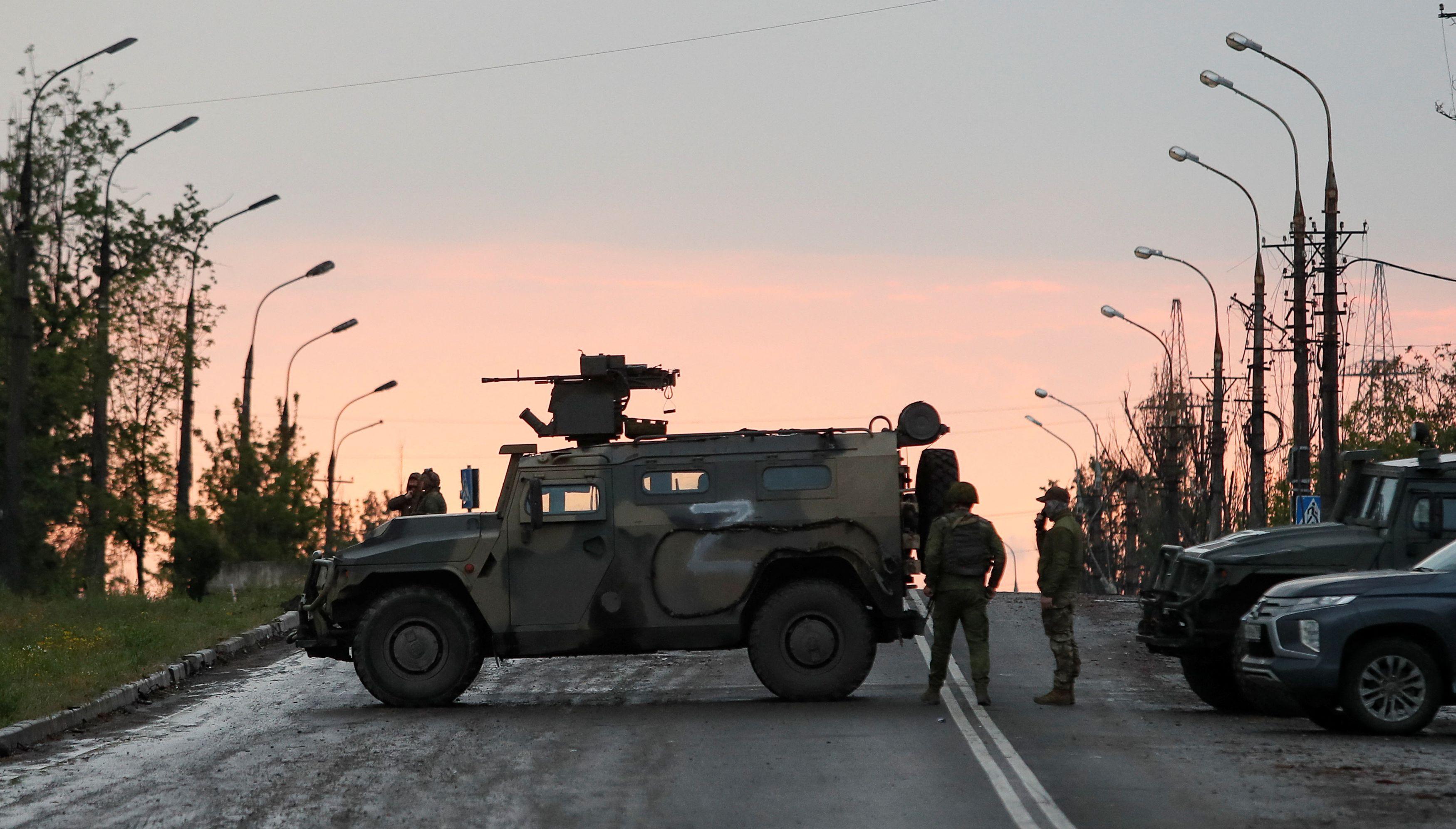 Militares russos fazem guarda em estrada próxima a cidade de Mariupol nesta quinta-feira, 19. Após conquistar Azovstal, Rússia se prepara para ter domínio completo sobre a cidade