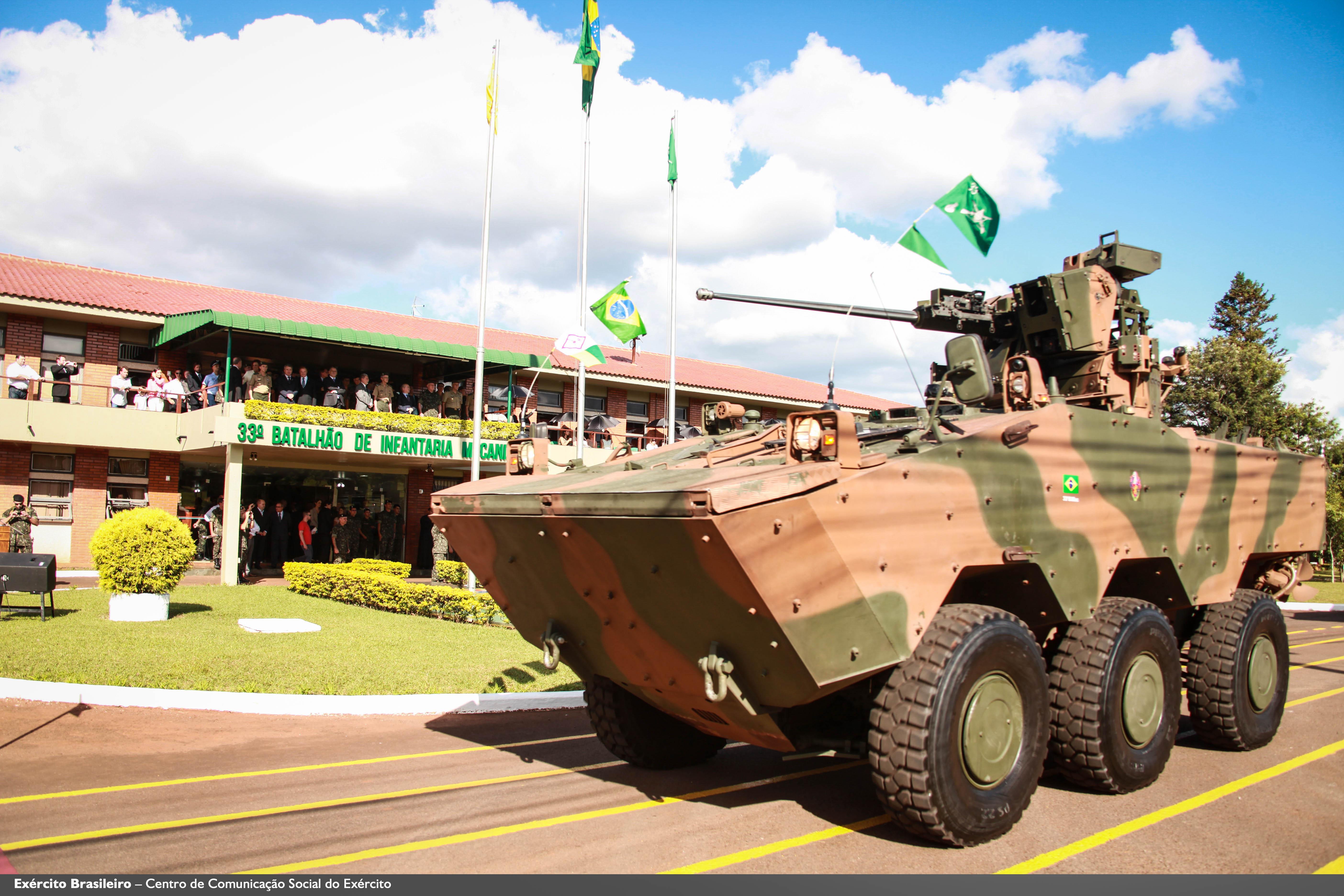 Por que o Brasil está enviando blindados do Exército para a