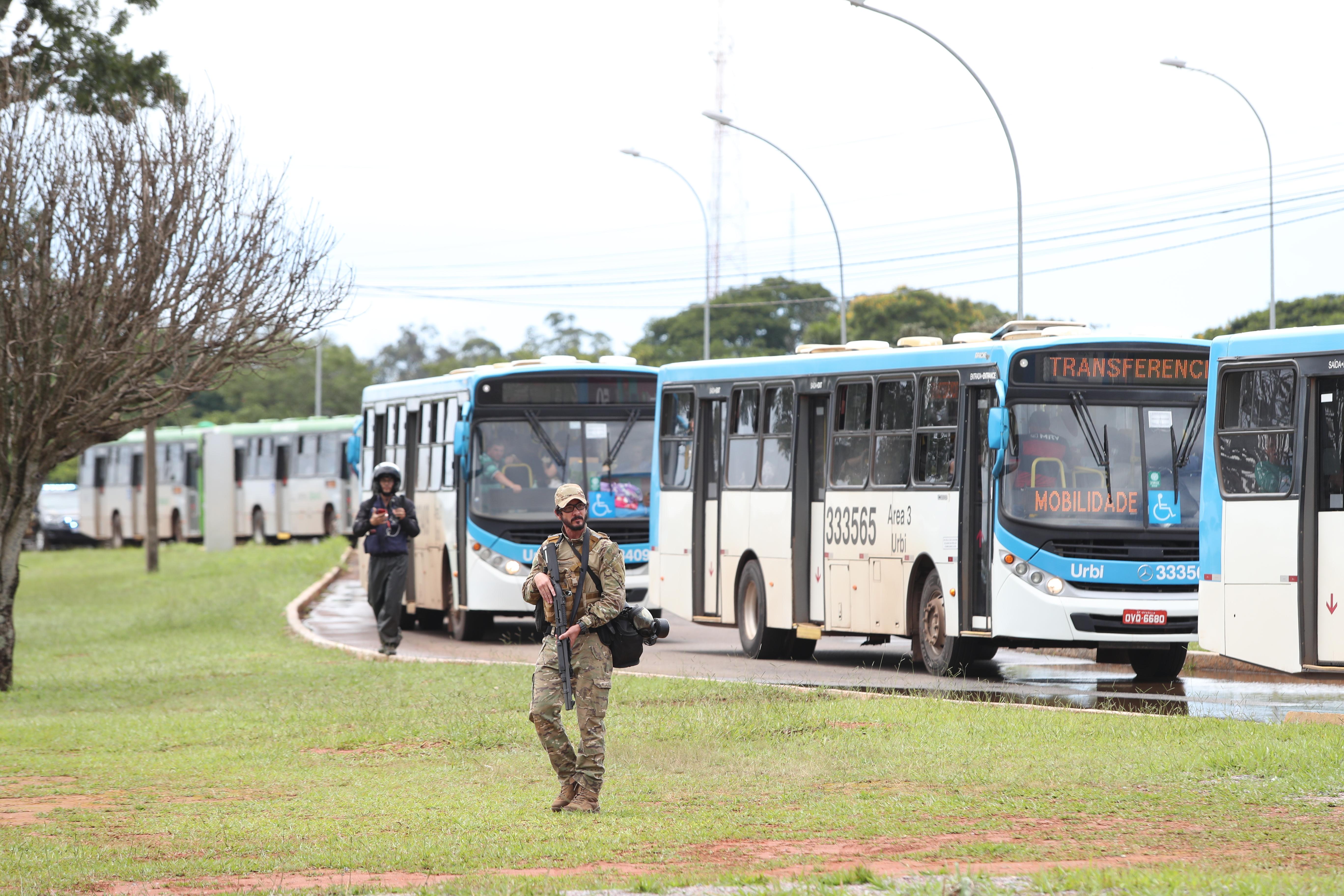 Comboio de ônibus leva extremistas presos após desmonte de acampamento no  Exército; veja vídeo - Estadão