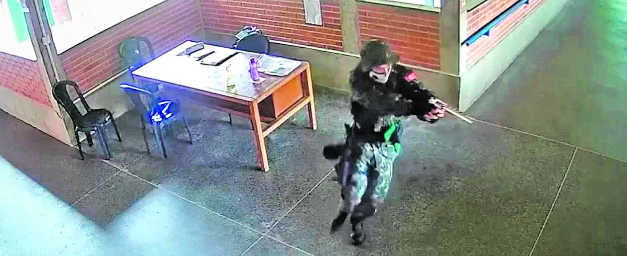 Homem de 22 anos invade escola, faz refém e fere duas professoras a facadas  no interior de SP - Estadão