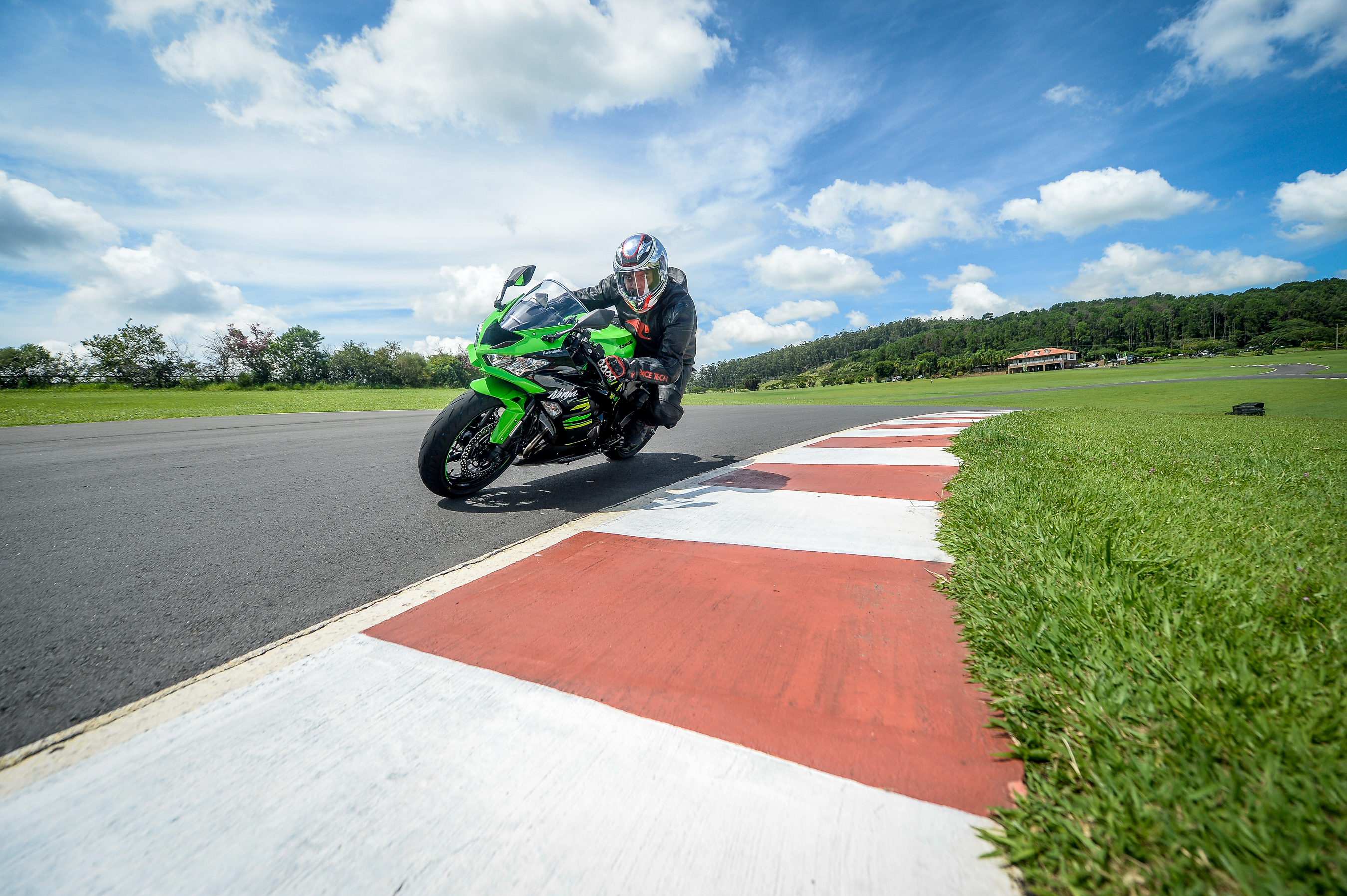 Kawasaki Ninja ZX-6R mantém esportividade, mas fica mais domável