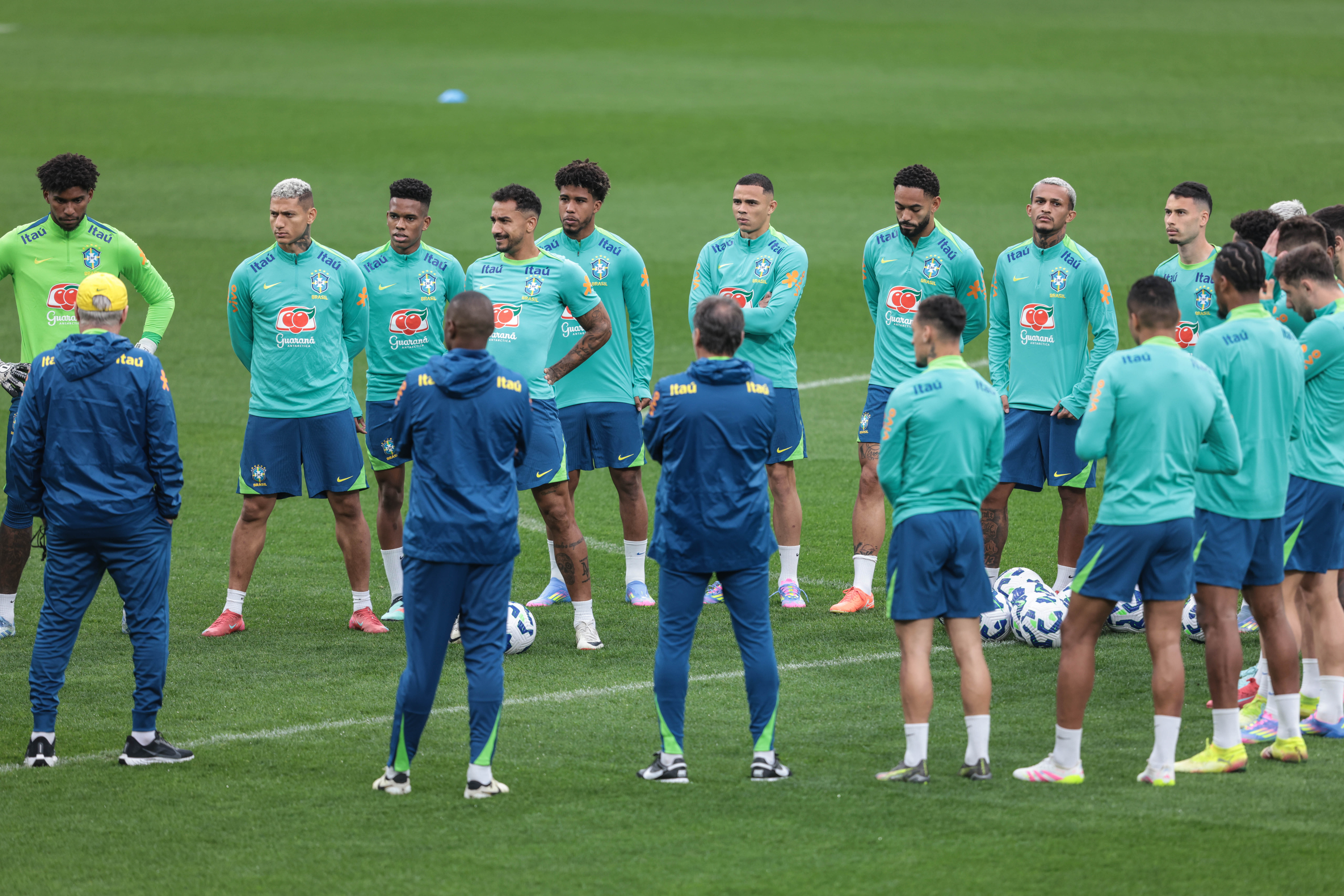 Ancelotti faz reunião com jogadores em campo e comanda treino descontraído na seleção brasileira - Estadão