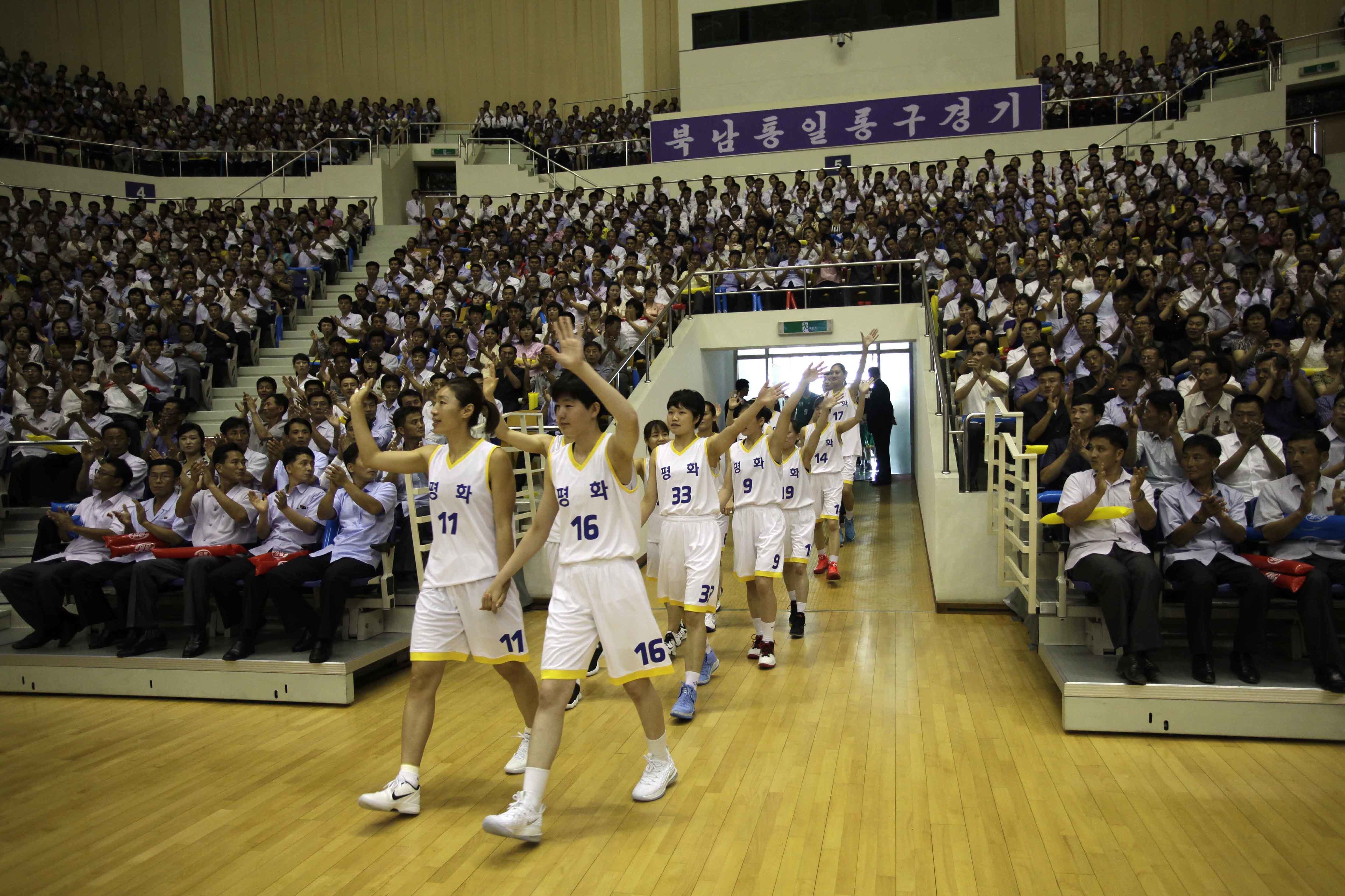 Equipas de basquetebol da Coreia do Sul em Pyongyang para jogo