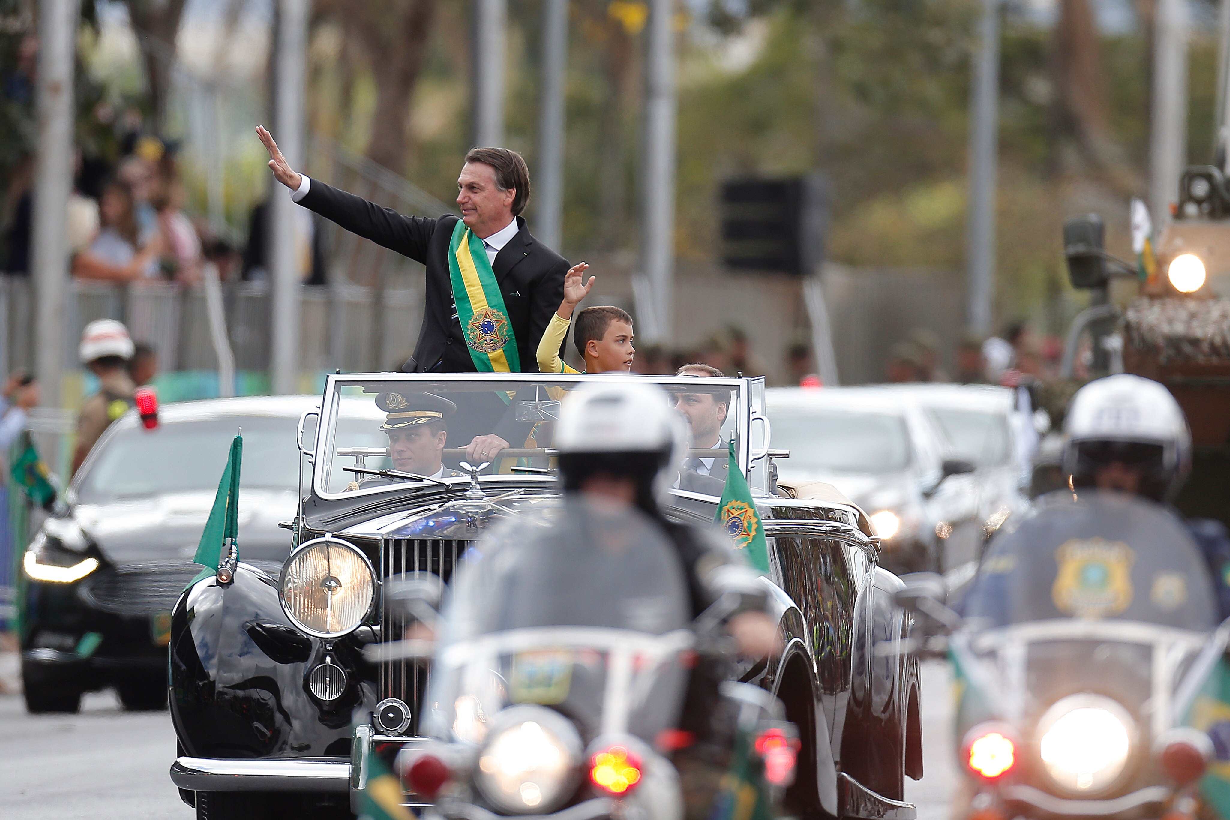 Bolsonaro leva Edir Macedo e Silvio Santos para desfile da Independência -  Estadão