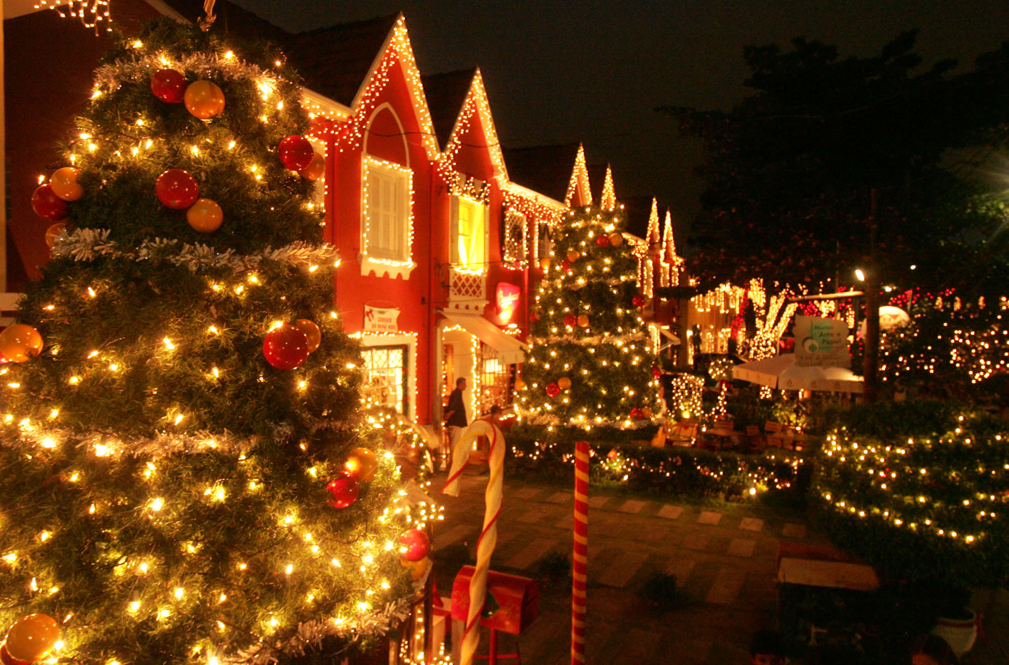 Rua Normandia atrai visitantes com iluminação de Natal - Estadão