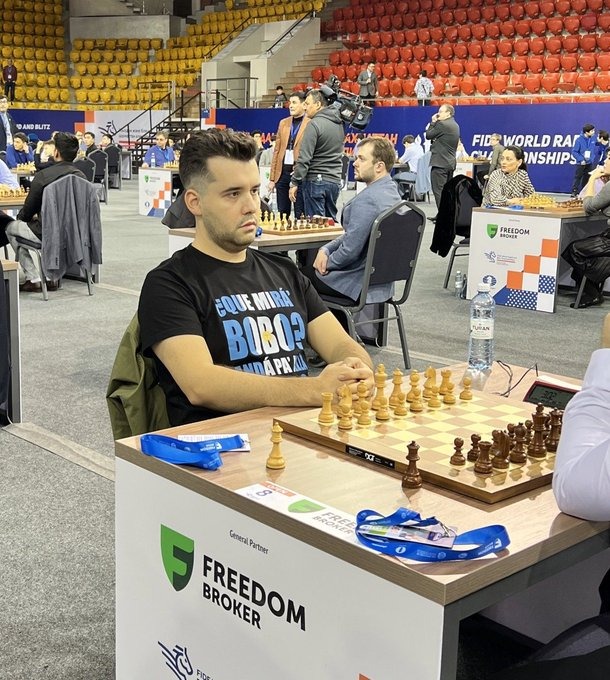 Russo quebra código de vestimenta em torneio de xadrez usando