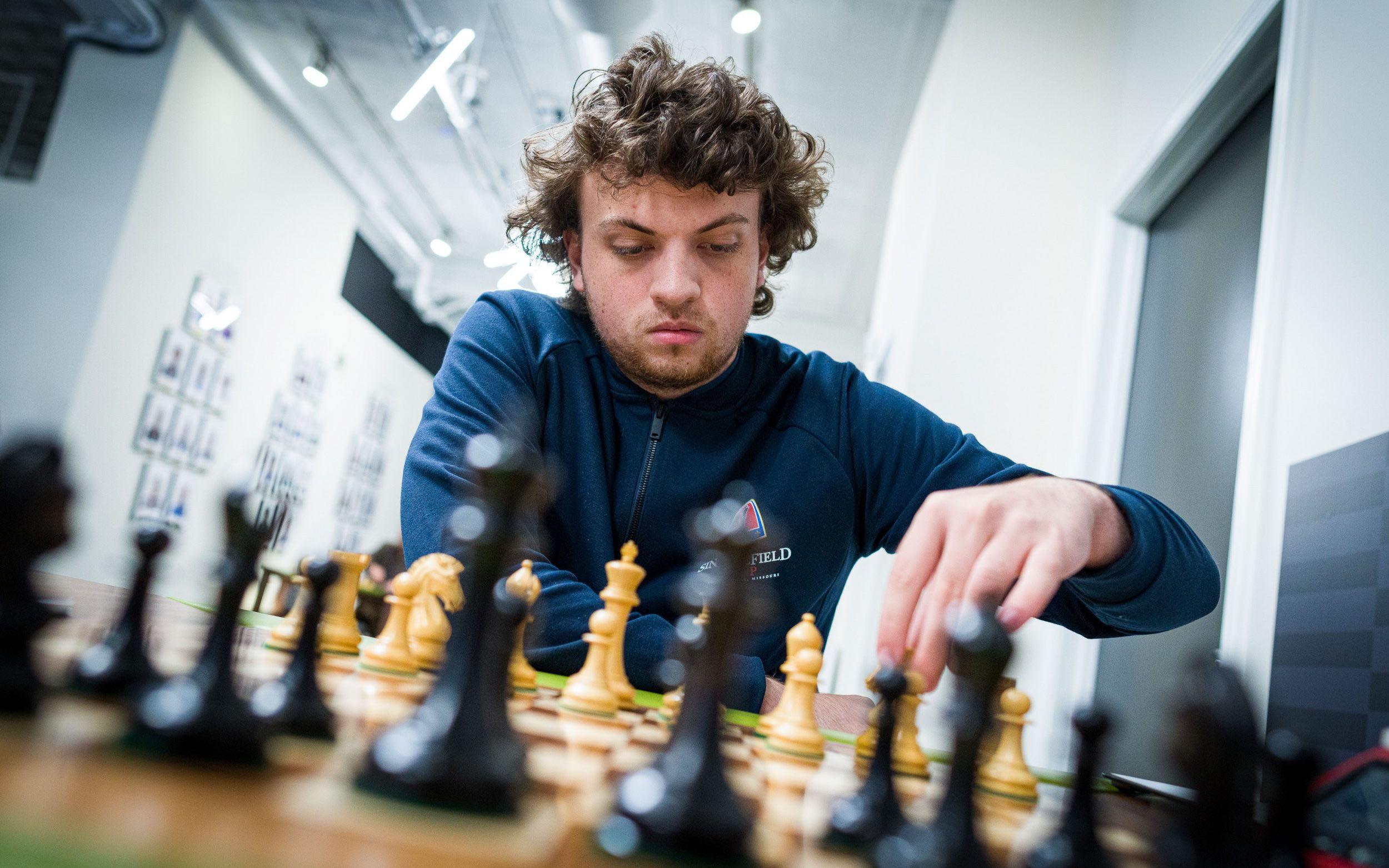 Conheça quem é o grão-mestre de xadrez de 16 anos que derrotou o