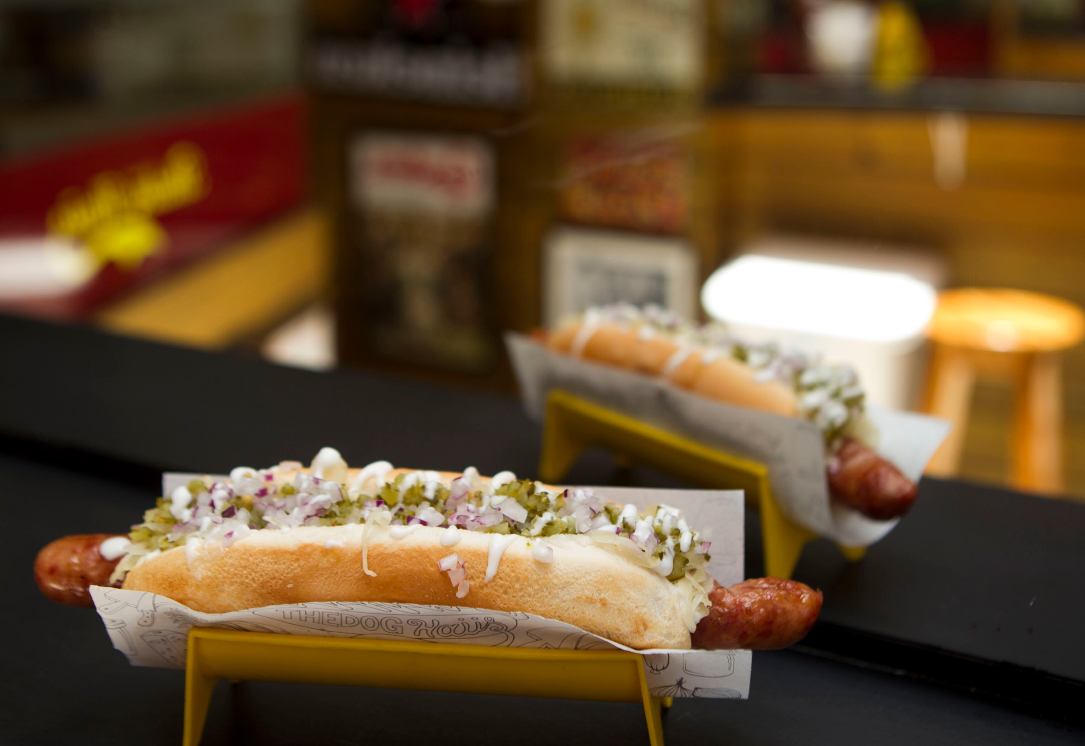 Hot Dog de Linguicinha com Molho Cremoso de Queijo e Cebola