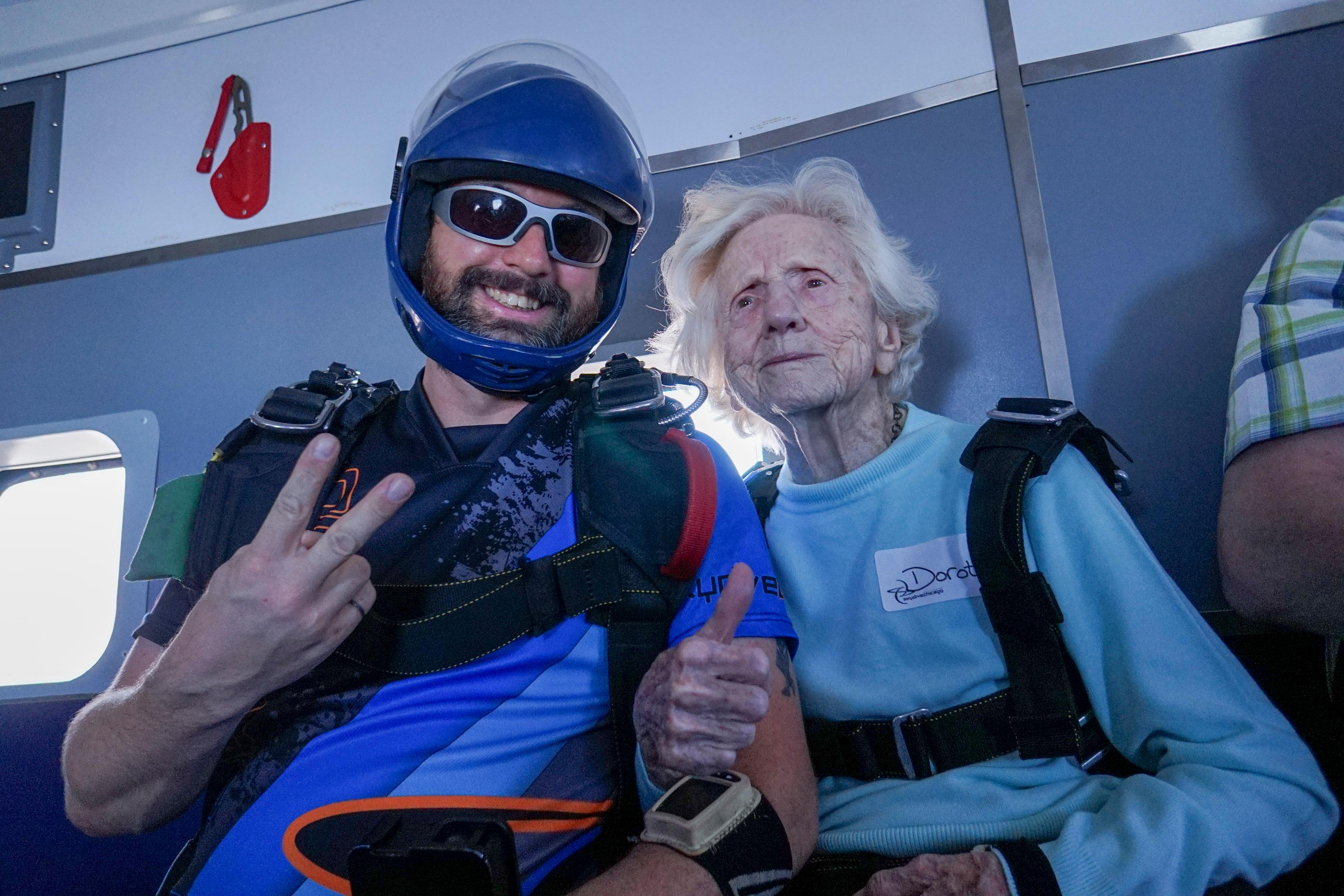 VÍDEO: idosa de 75 anos realiza sonho de saltar de paraquedas no