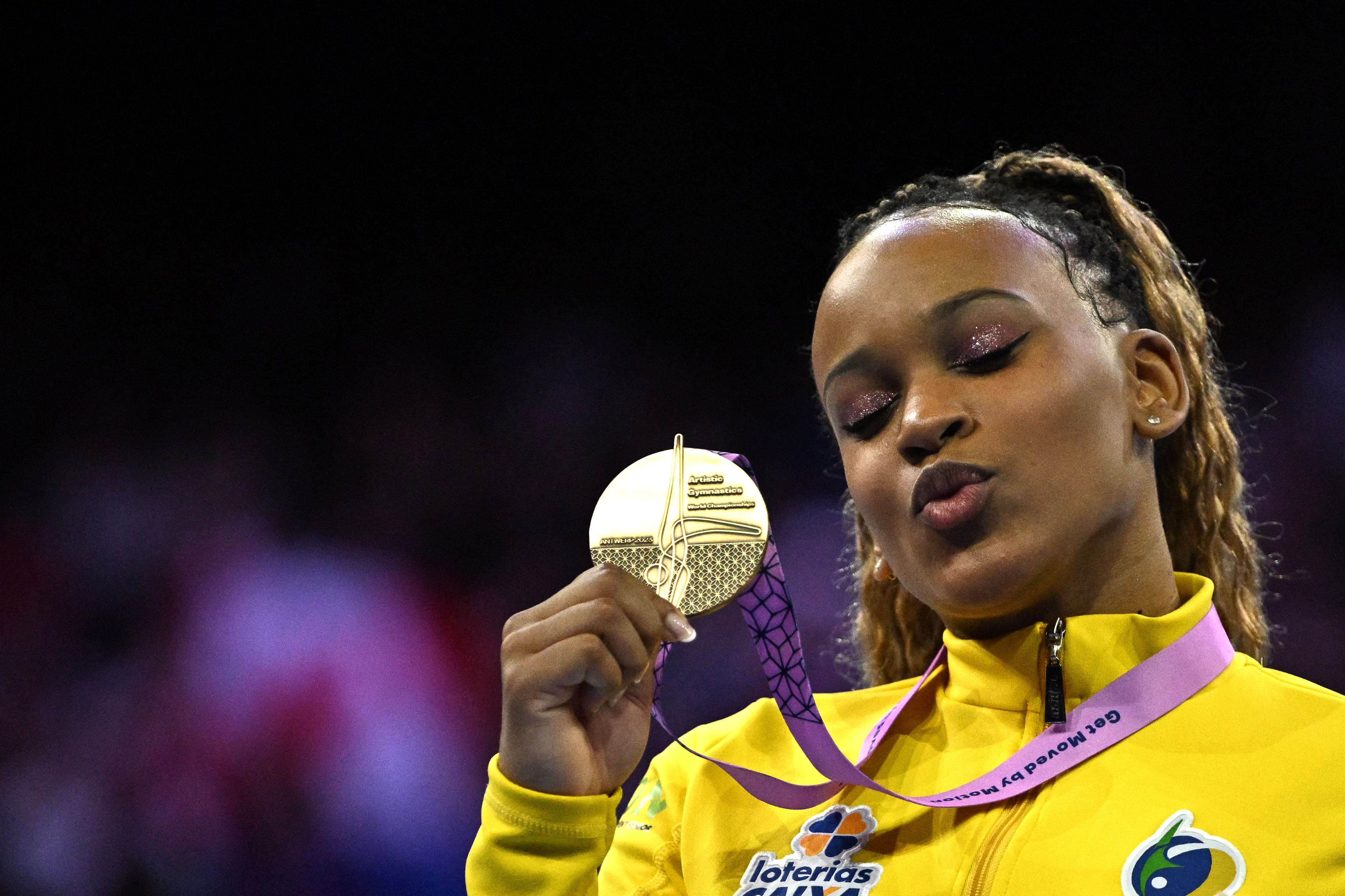 Brasil conquista a prata inédita no Mundial de Ginástica Artística sob  liderança de Rebeca Andrade - Estadão