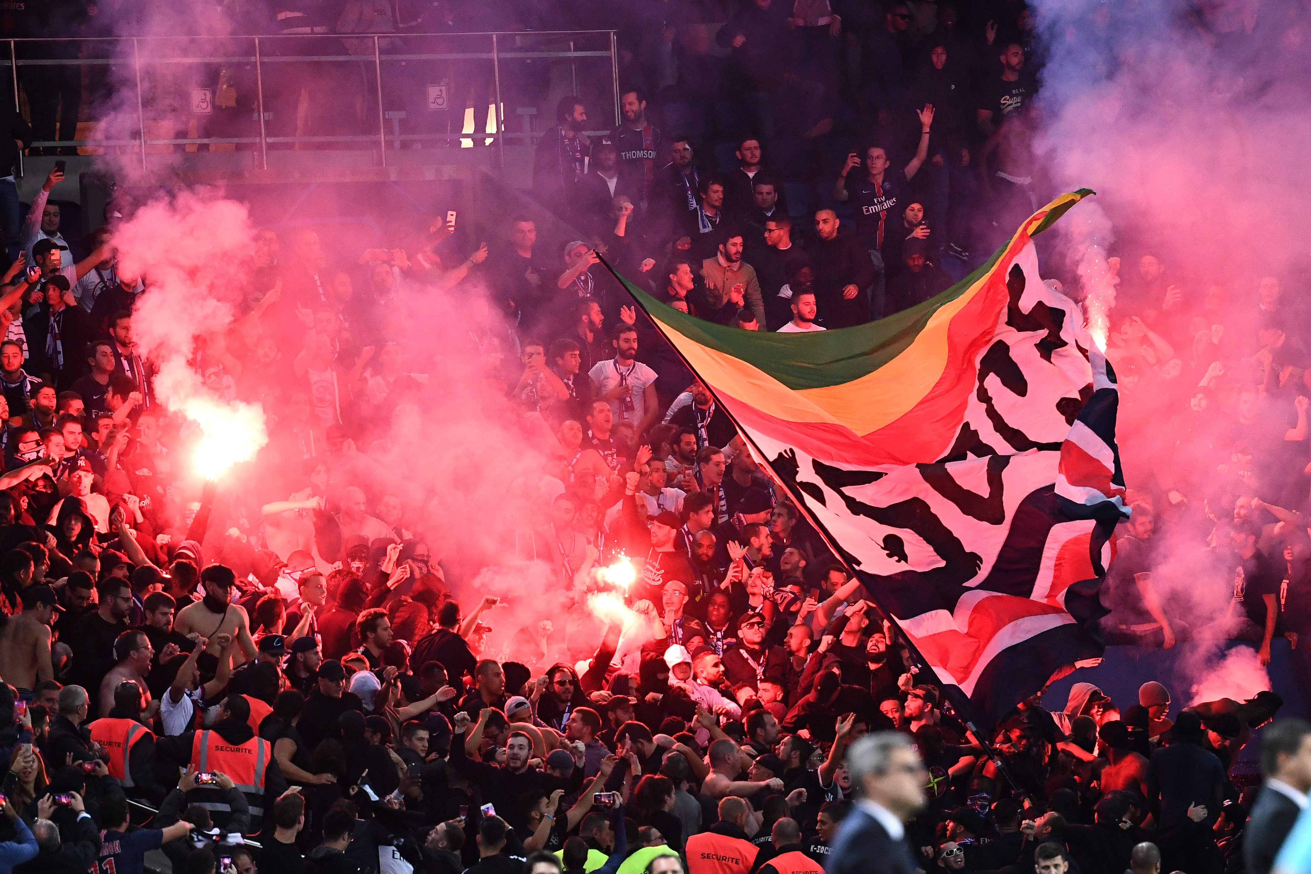 Estrela Vermelha x Radnicki Muita pirotecnia na torcida do Estrela