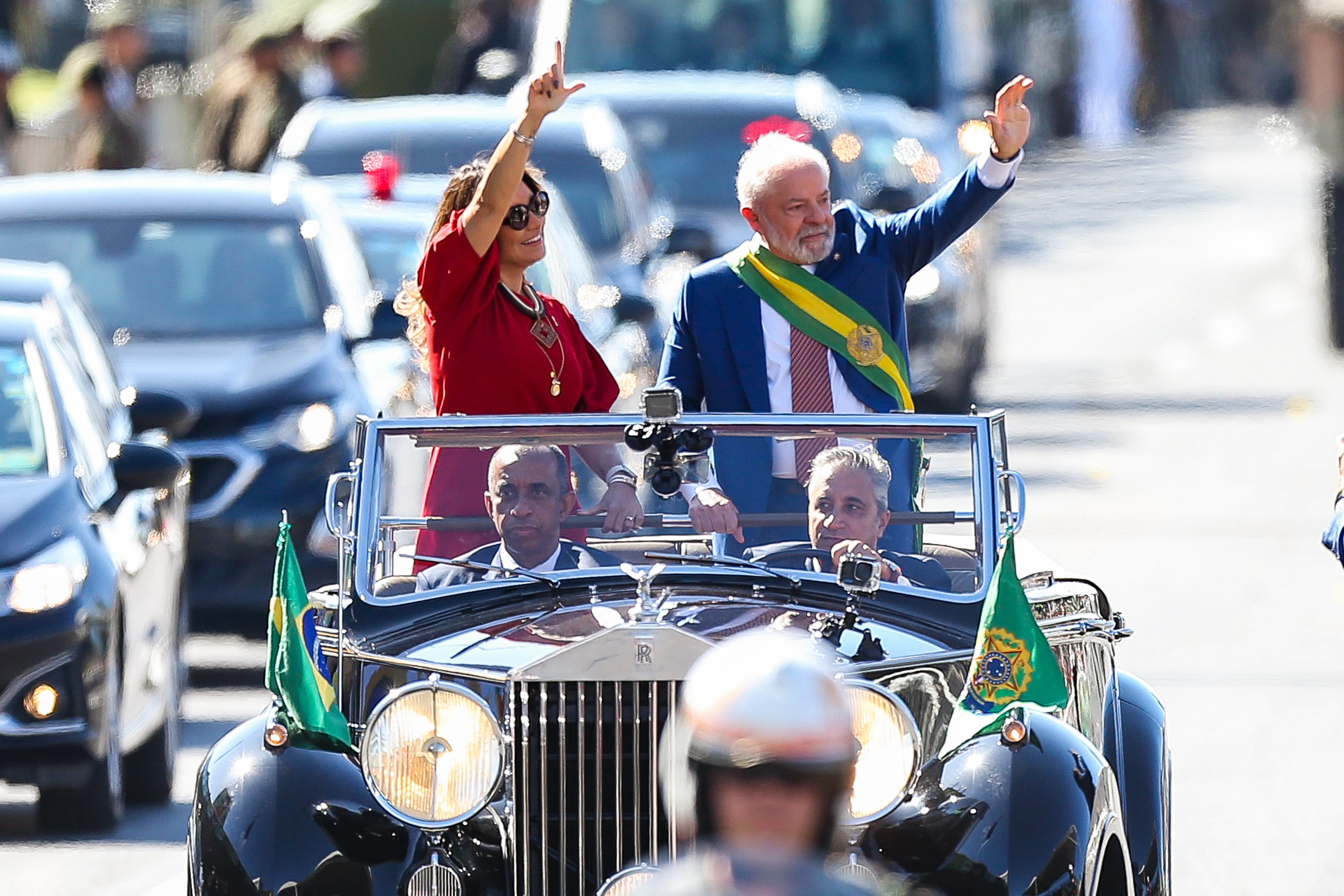 Lula correndo de militares: foto é viral é montagem - Internacional -  Estado de Minas