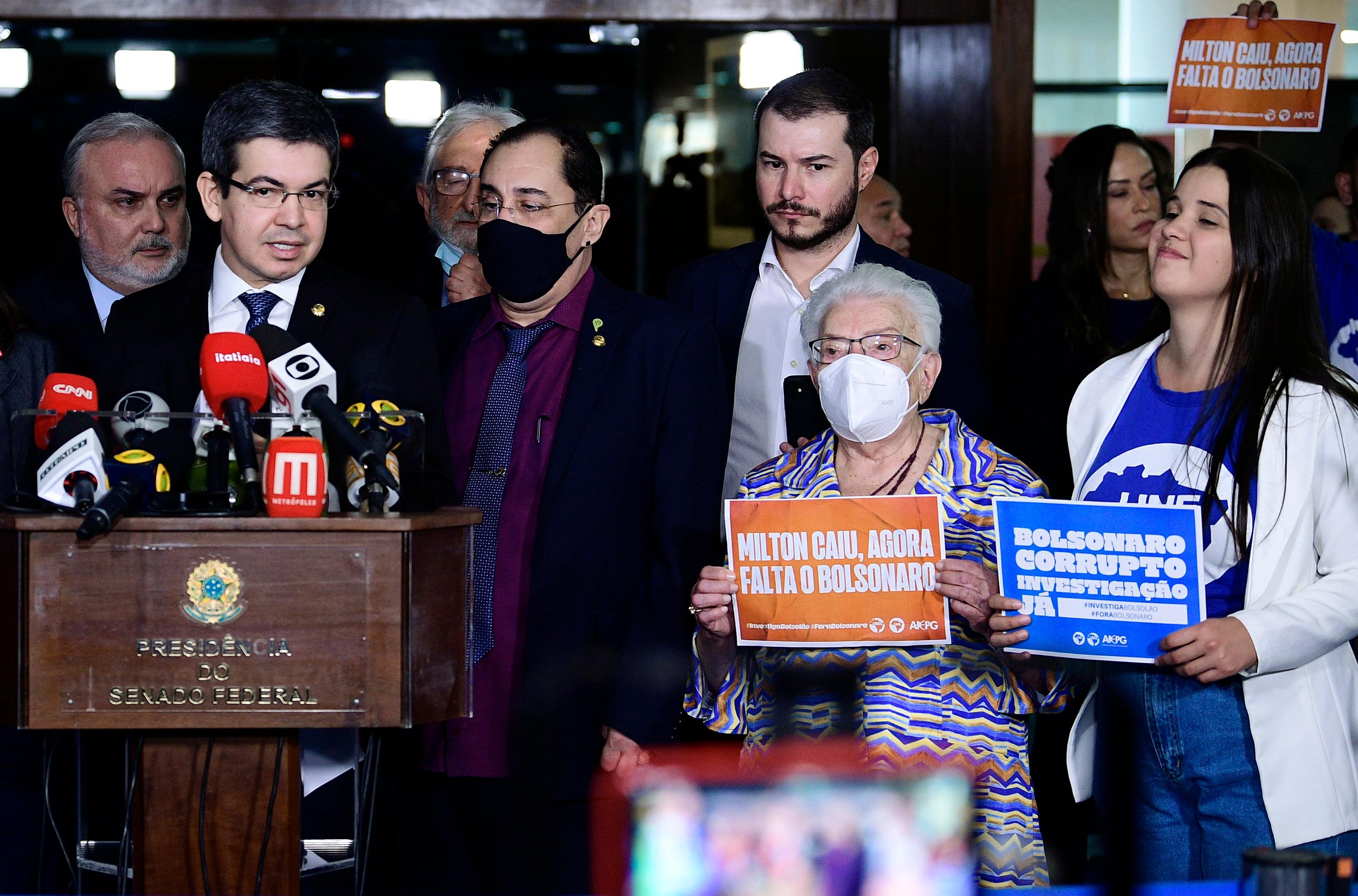 Autor do requerimento de abertura da CPI do MEC, o senador Randolfe Rodrigues (Rede-AP) concede entrevista após protocolar o pedido com 31 assinaturas de colegas, quatro acima do mínimo necessário. 