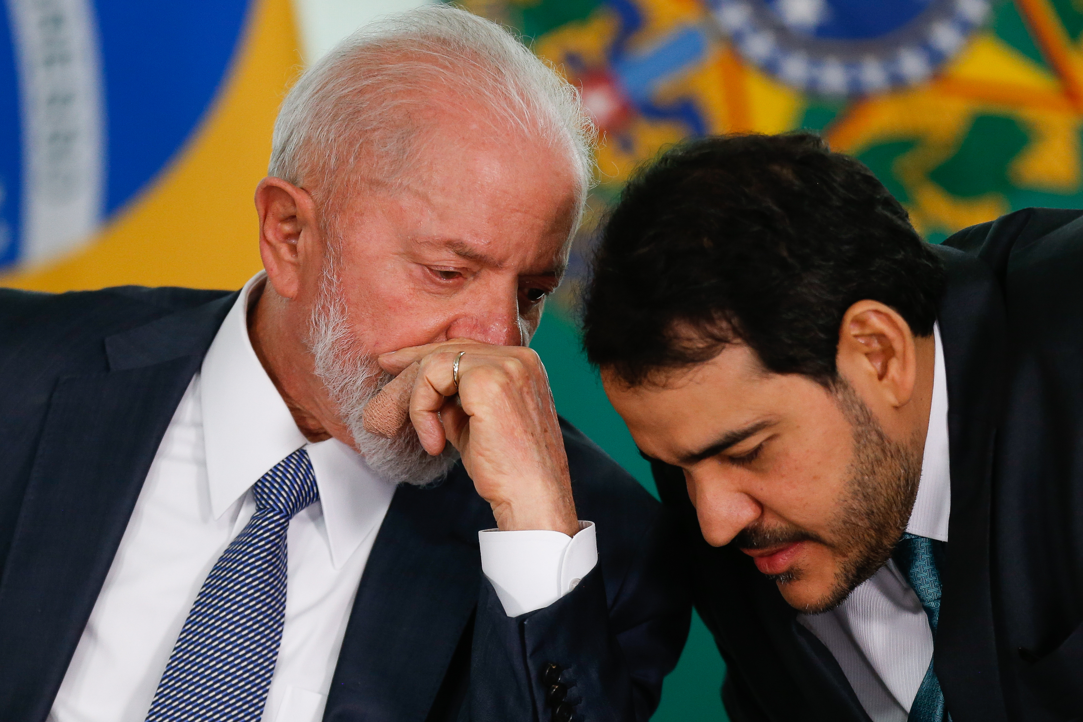 Presidente Lula em cerimônia oficial no Palácio do Planalto durante liberação de recursos