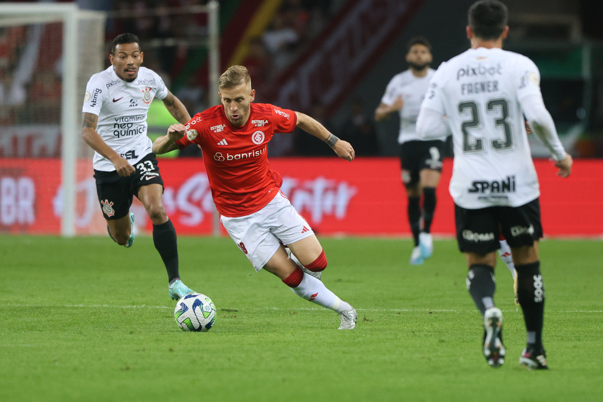 Inter e Corinthians empatam primeira final e Beira-Rio recebe