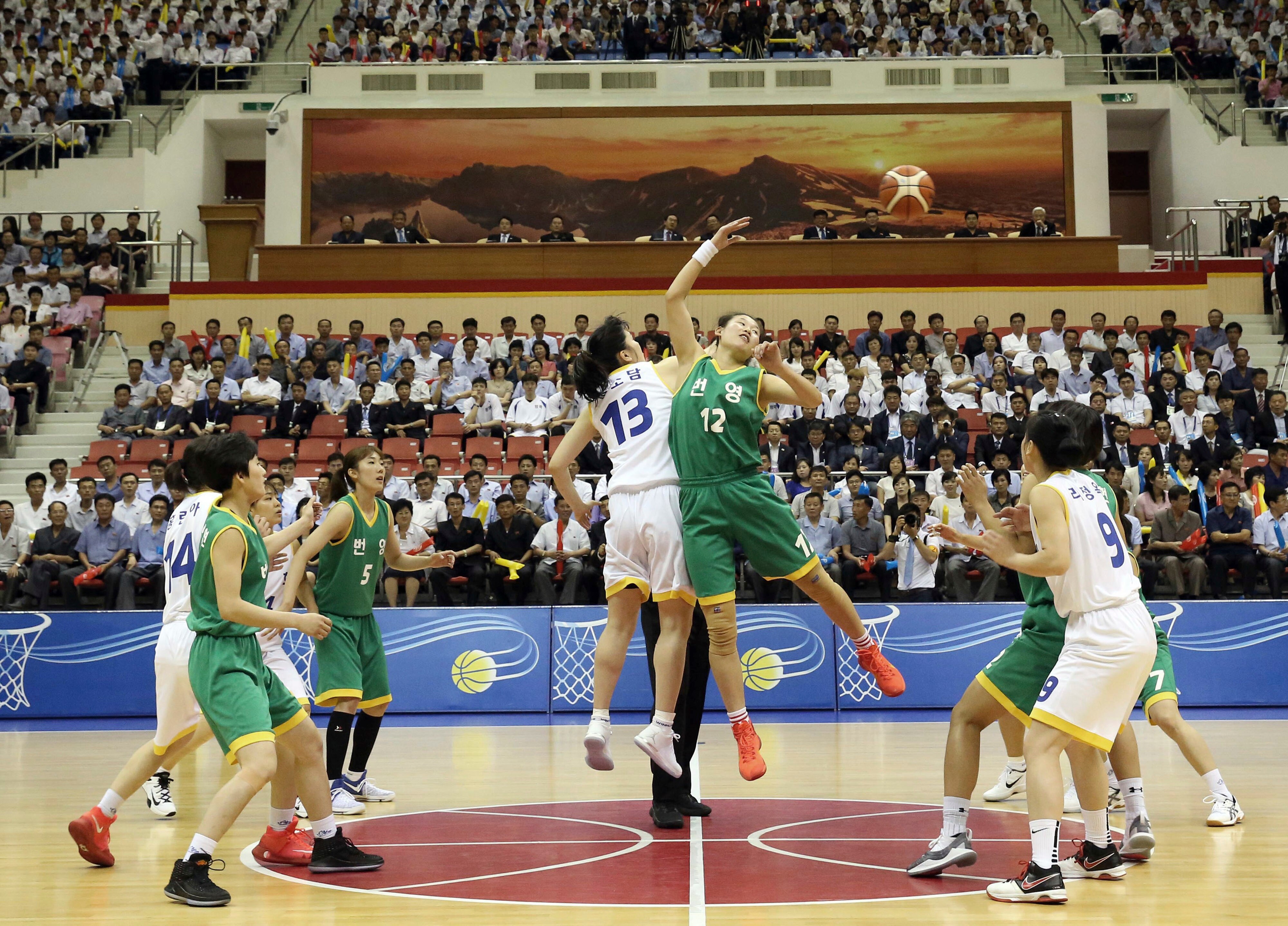 Equipas de basquetebol da Coreia do Sul em Pyongyang para jogo