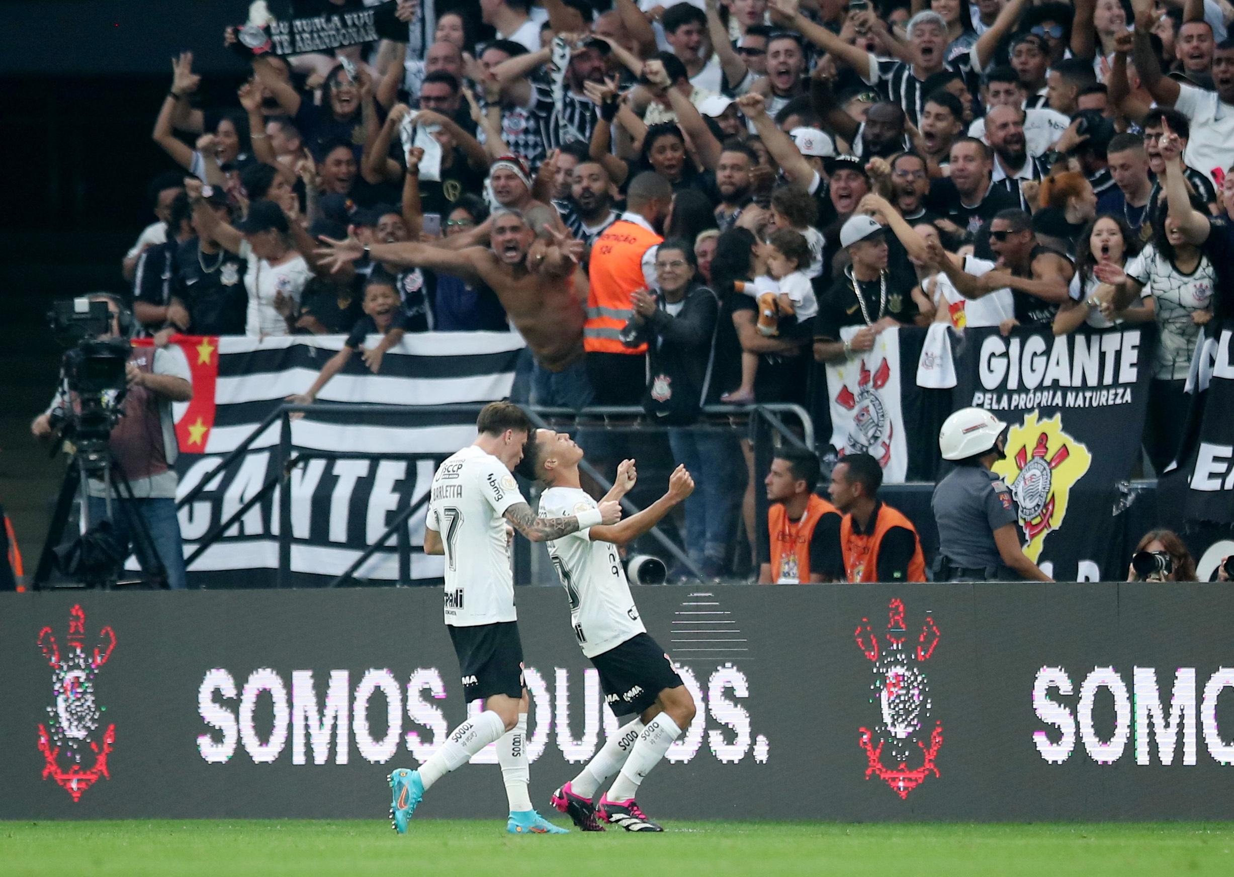 Corinthians resolve jogo sonolento no 2º tempo e bate Cruzeiro em