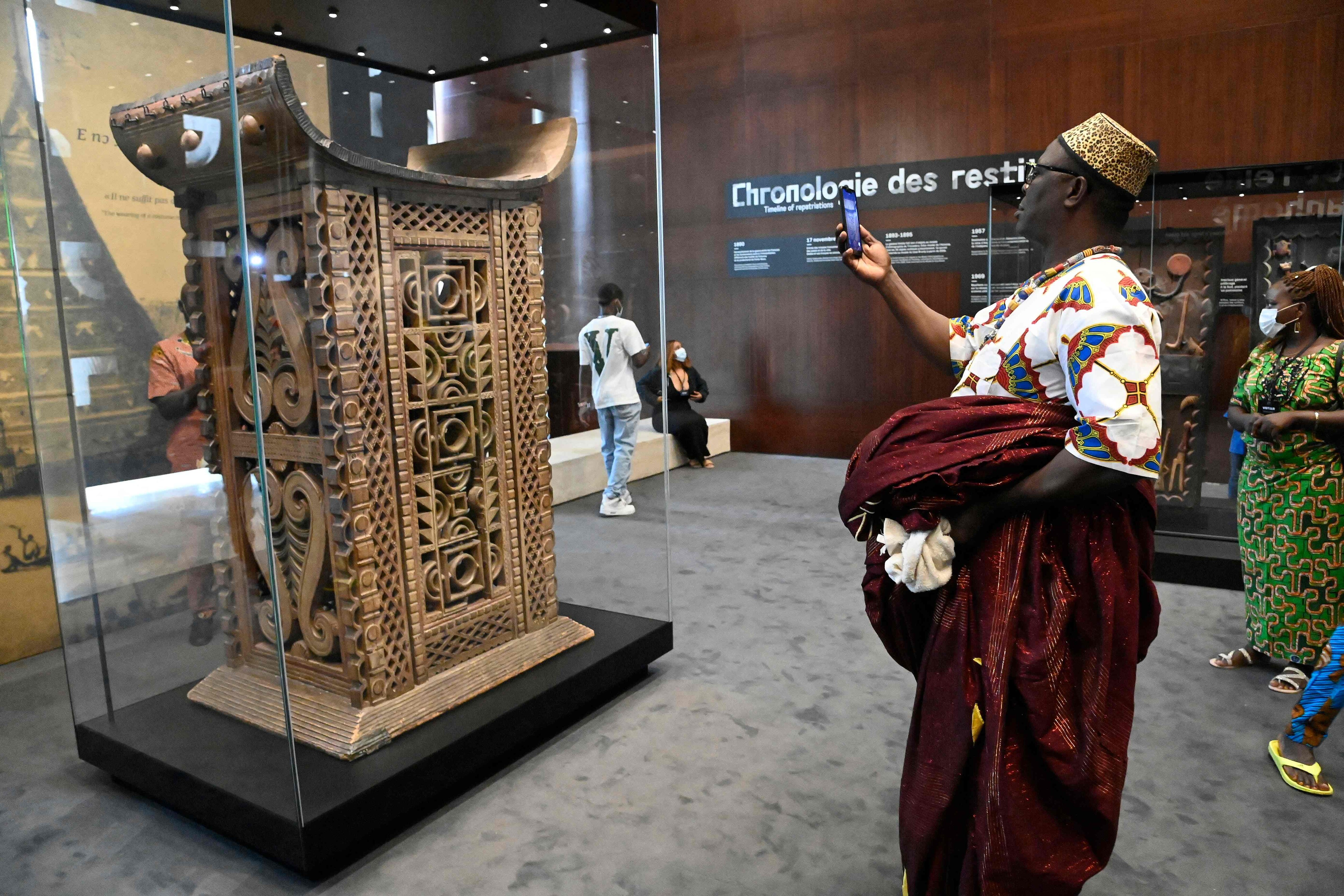 Rei do povo bamum senta em trono roubado em museu alemão - 15/06