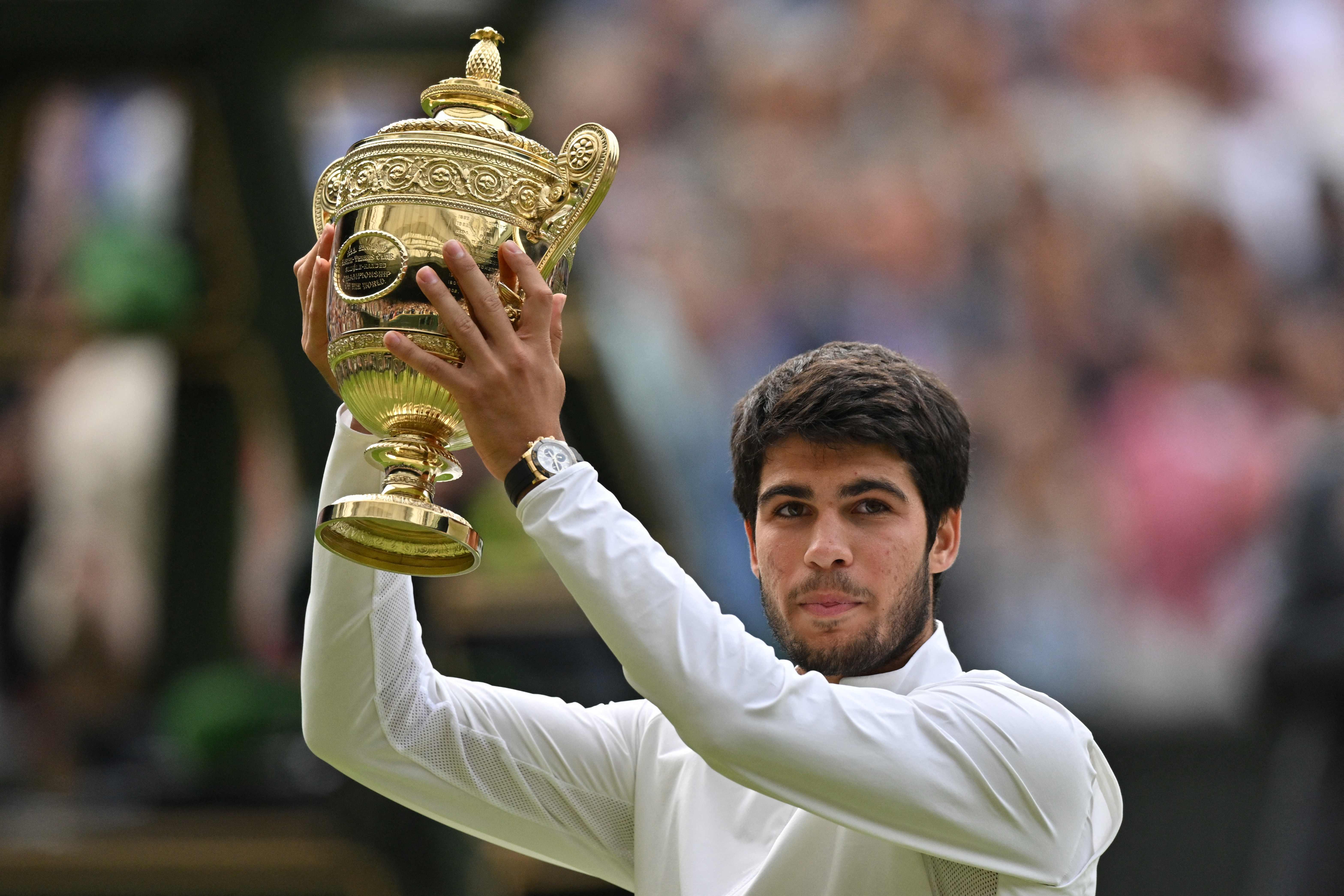 Em jogo de quase 5 horas, Alcaraz supera Djokovic e é campeão de Wimbledon