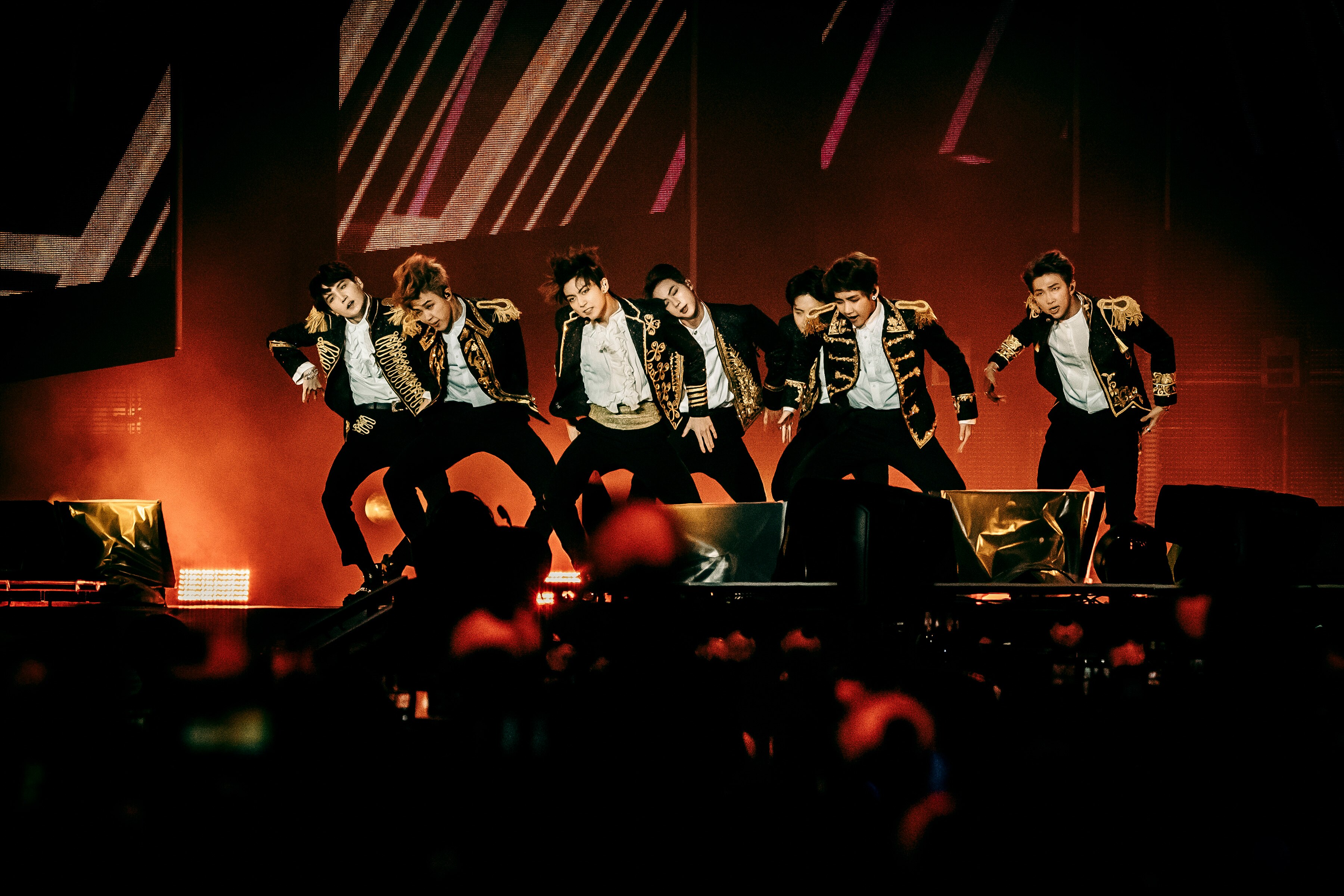 Conheça a trajetória do BTS, fenômeno do k-pop que se apresenta em