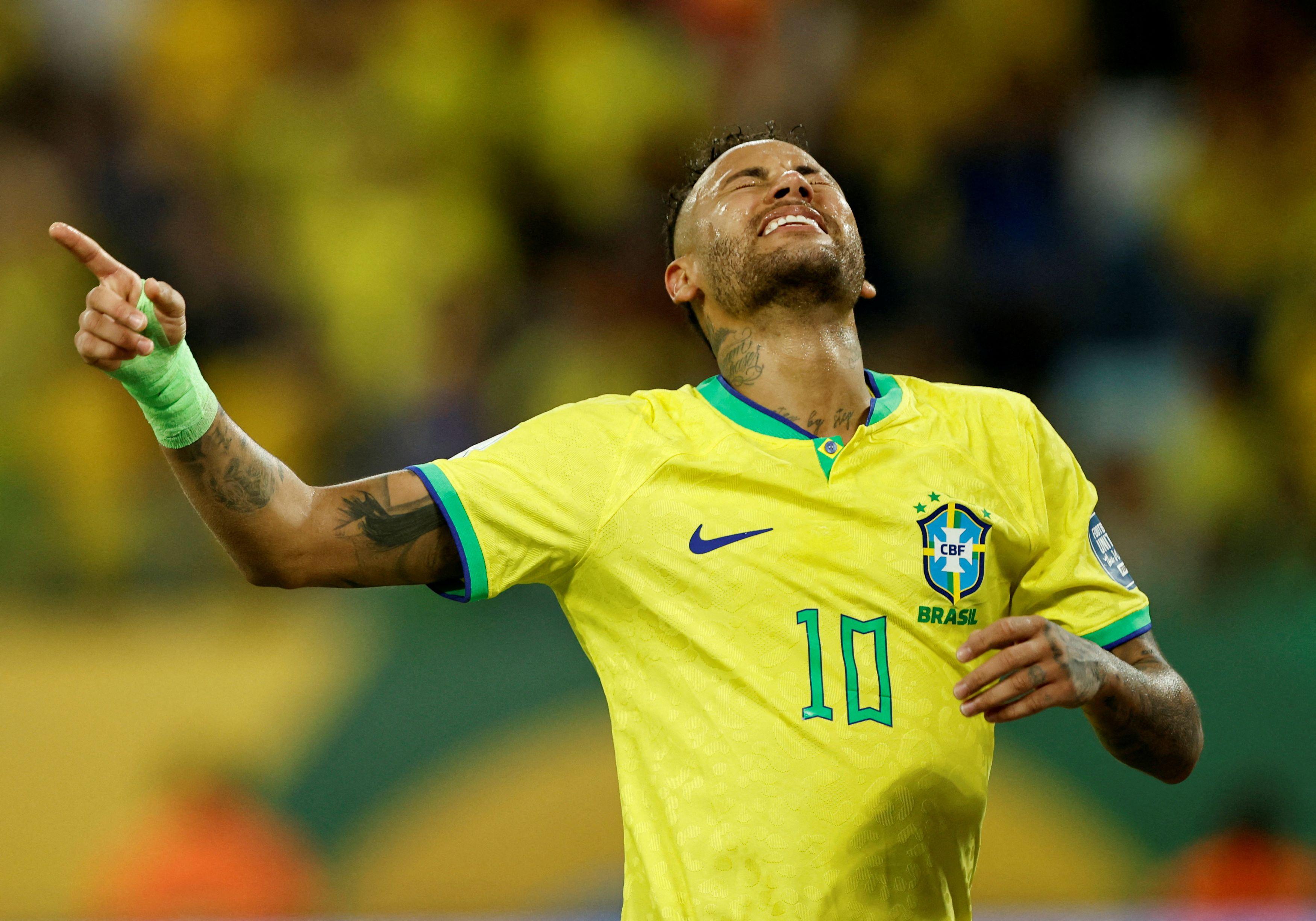 Neymar é atingido por pipocas após empate entre Brasil e Venezuela