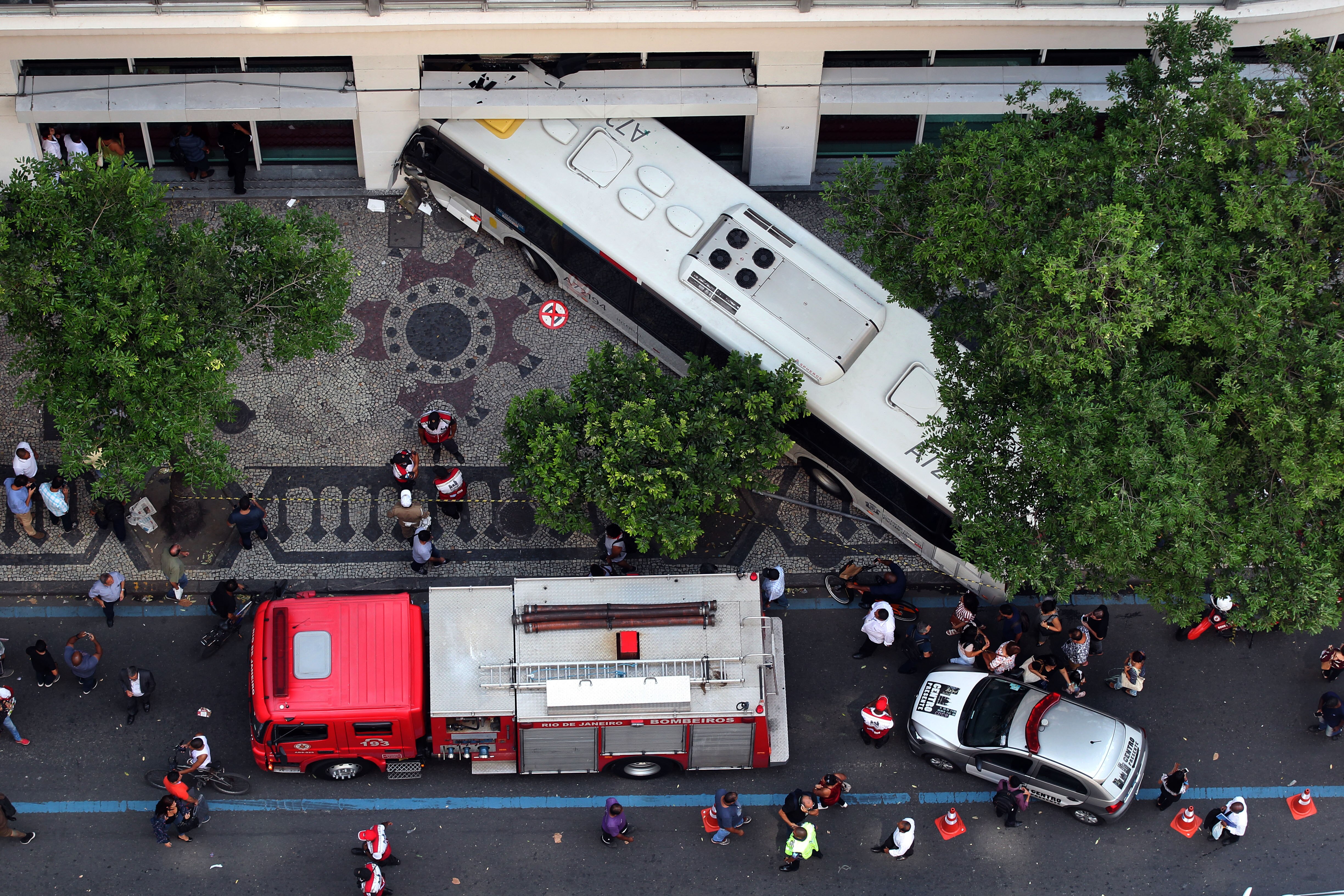 Obras de arte que ficavam expostas no Paço Imperial são roubadas na Dutra, Rio de Janeiro