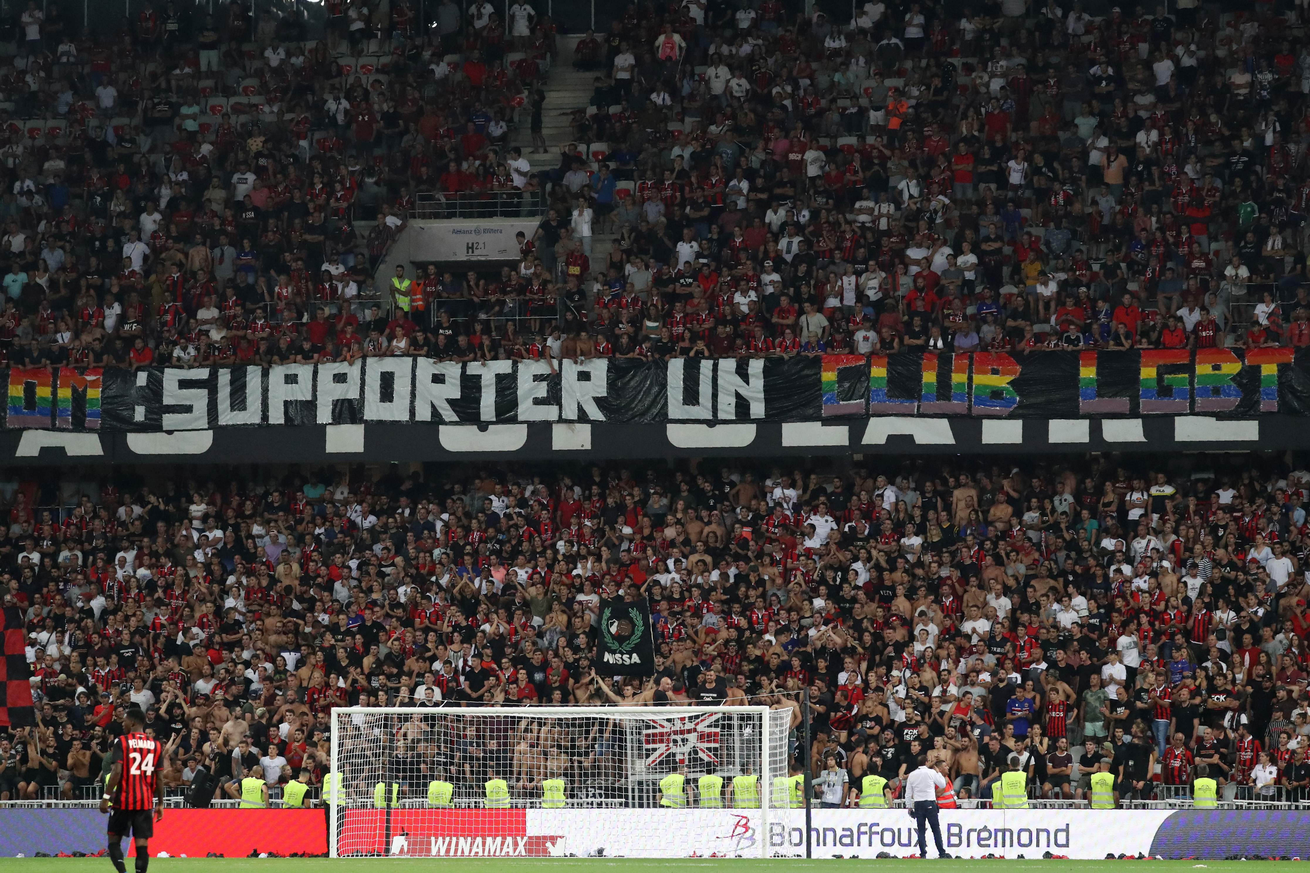 Torcedores do Nice atiram objetos no campo, invadem, brigam e param jogo  contra Olympique, futebol francês