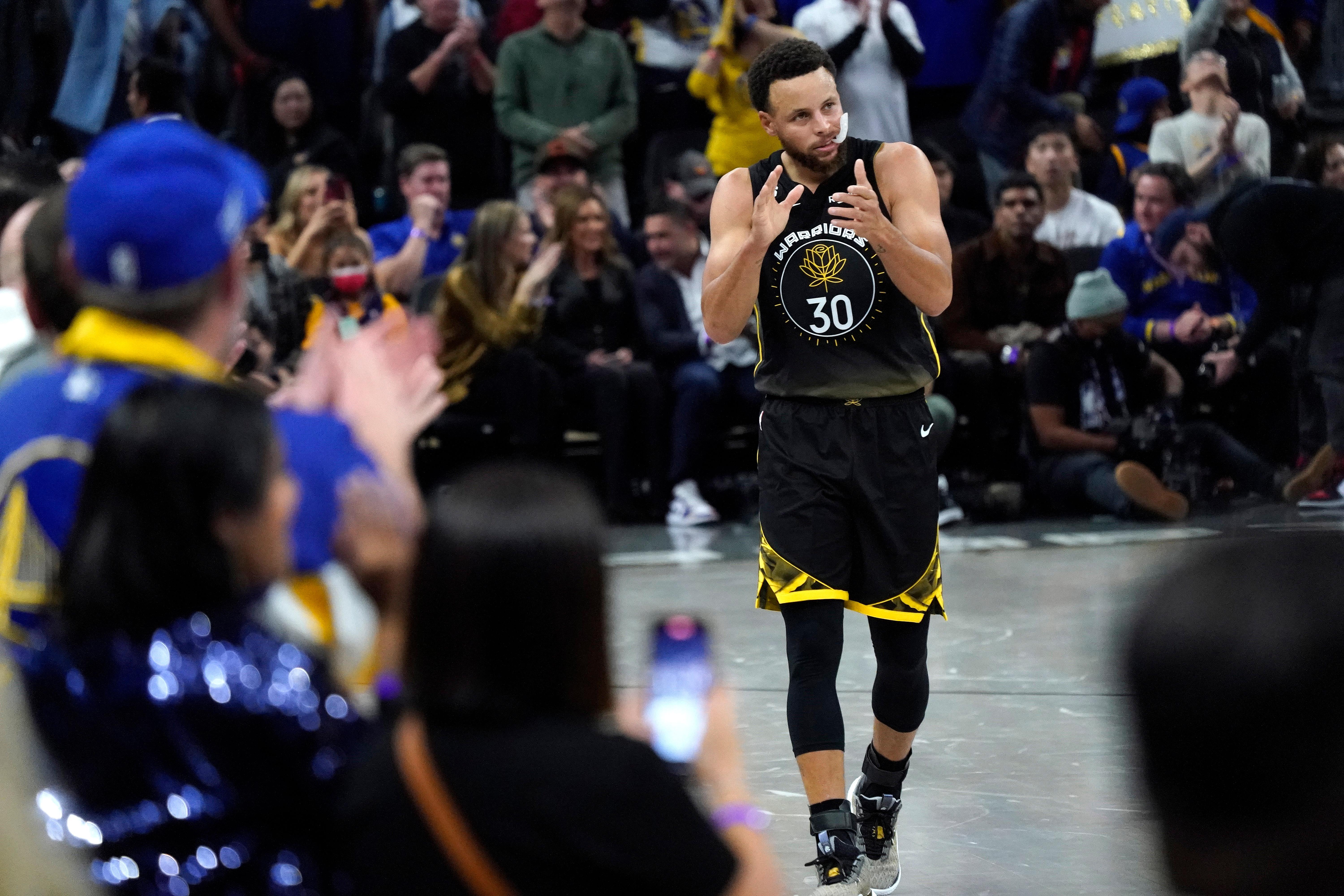 NBA: Stephen Curry brilha e comanda vitória do Golden State Warriors diante  do Cavaliers - Jogada - Diário do Nordeste