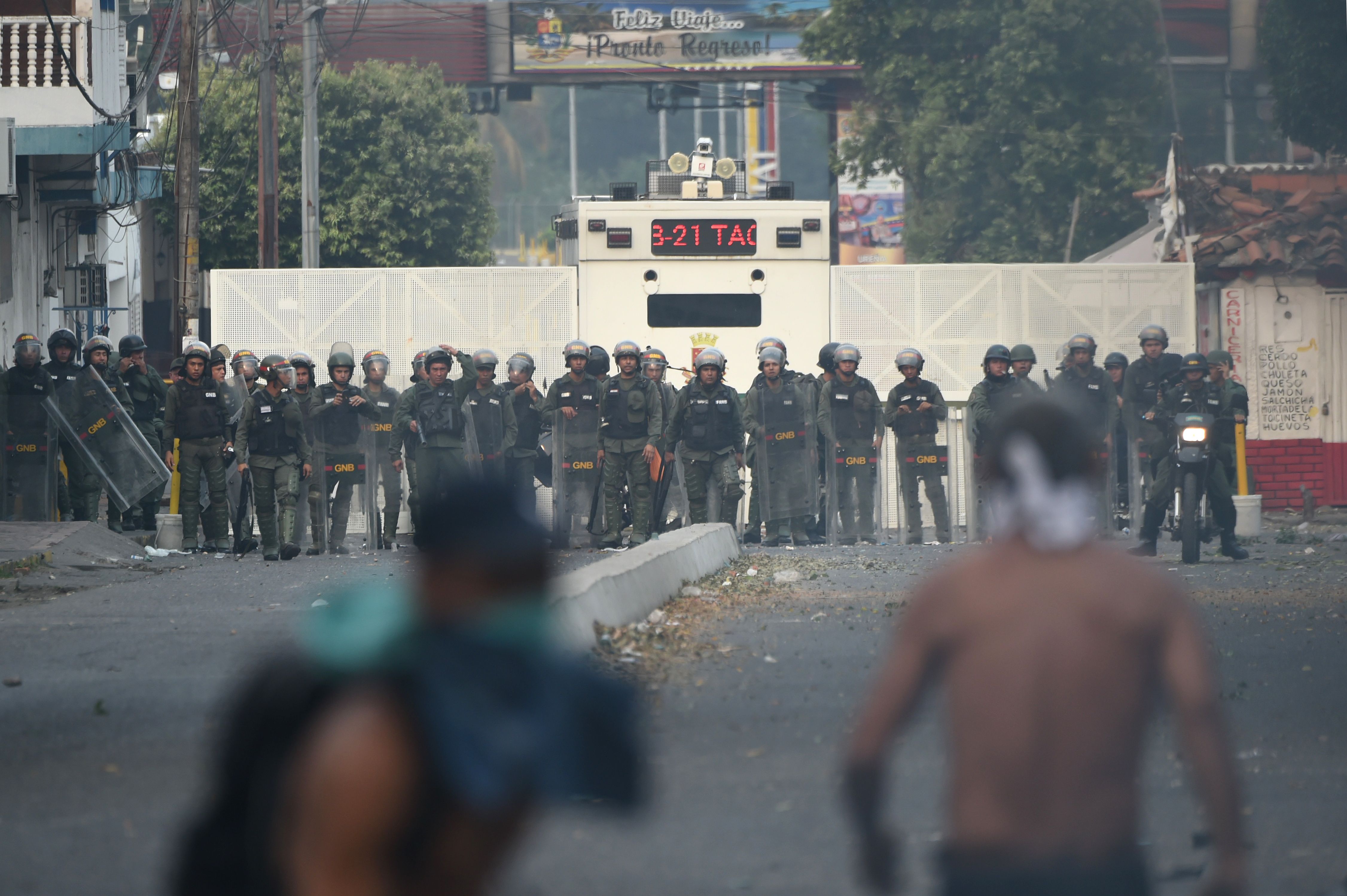 Militares venezuelanos jogam bombas em manifestantes na fronteira