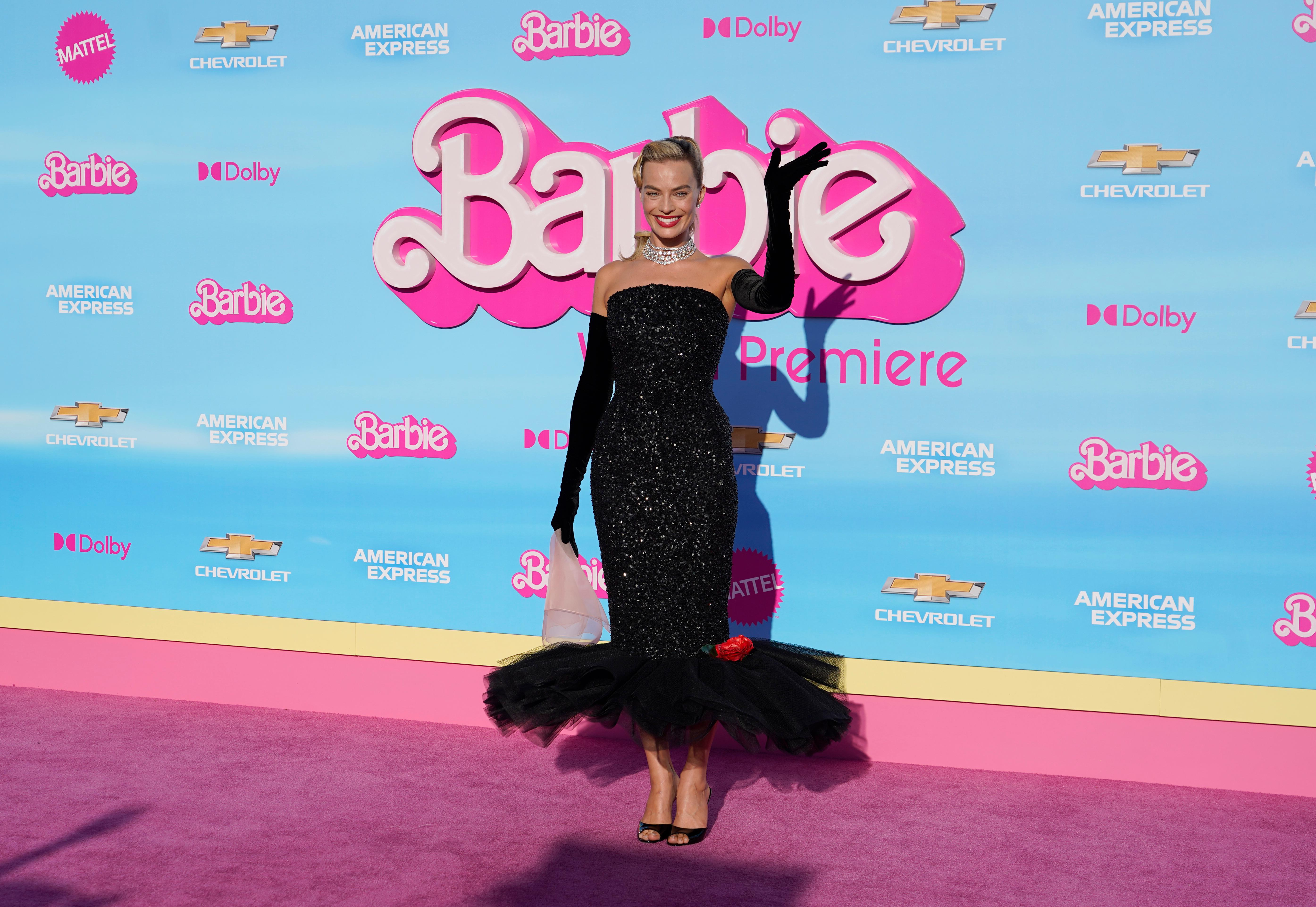 Cadê o rosa? Margot Robbie usa roupa preta na première do filme de Barbie;  saiba o motivo