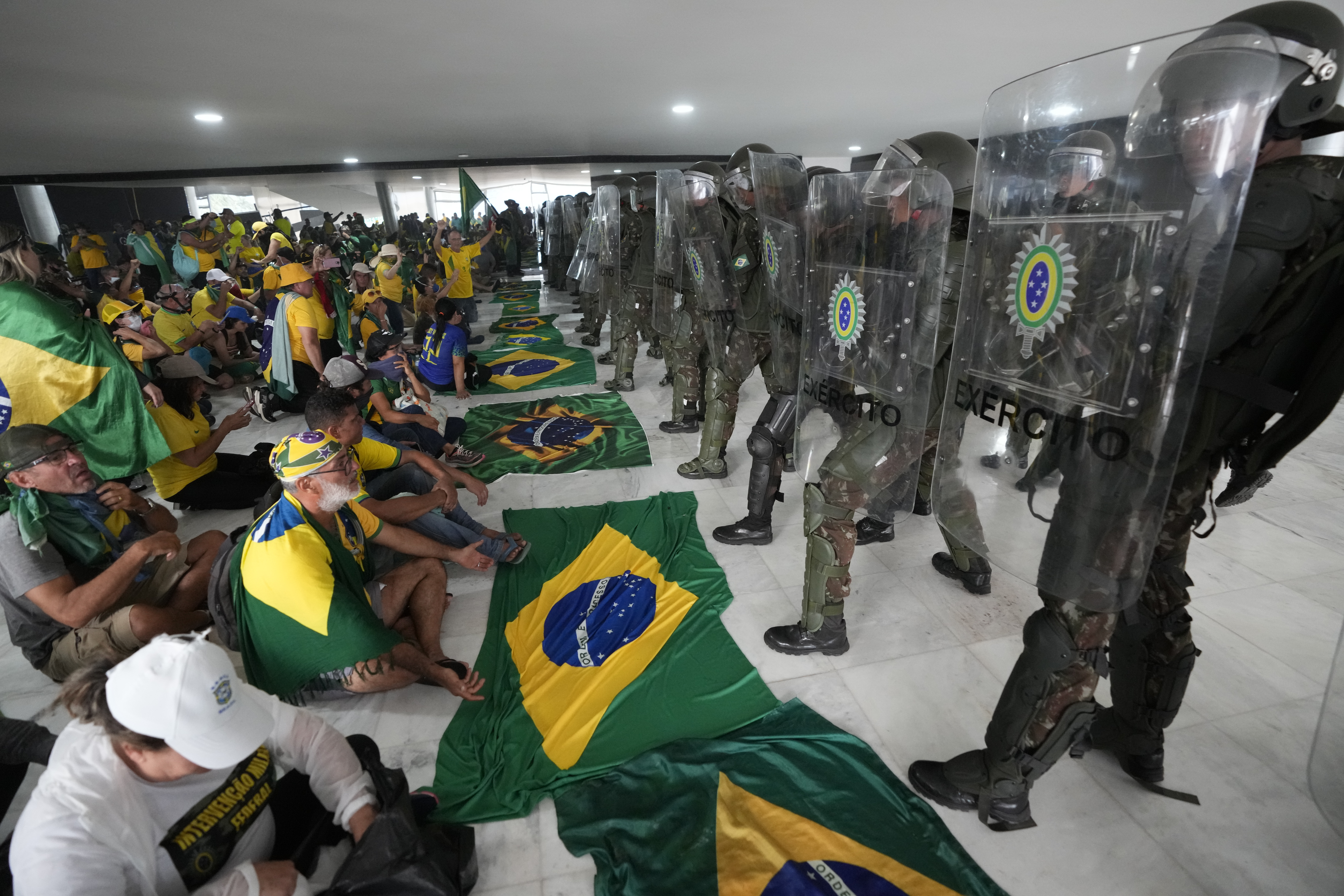 Ataques aos Três Poderes: veja as principais imagens dos ataques na  Esplanada dos Ministérios - Estadão