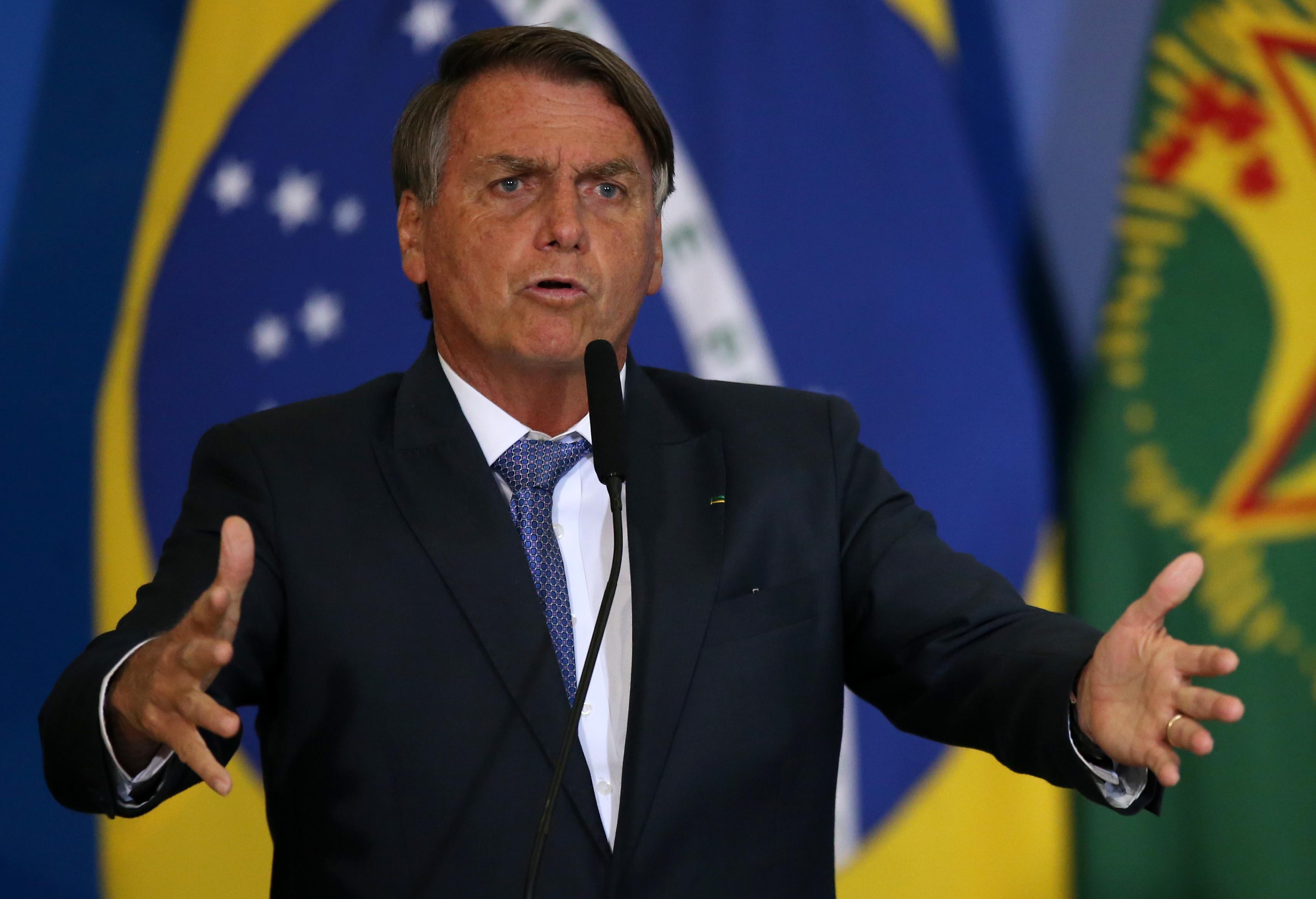 Bolsonaro usa AGU para se blindar de processos na Justiça Eleitoral por auxílio caminhoneiro