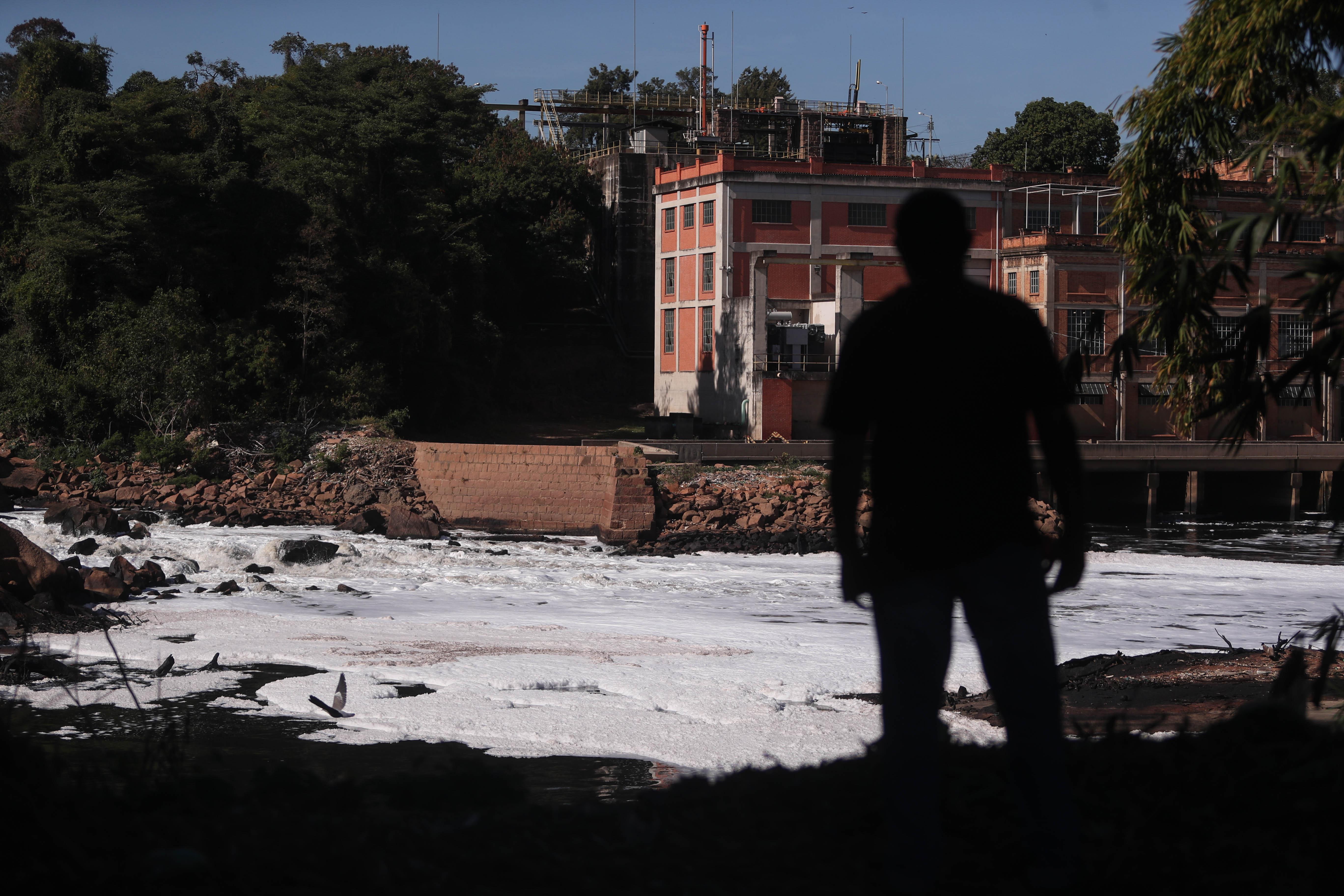 Estudo aponta melhora na qualidade da água em trechos do Tietê, mas mancha  de poluição quase dobra