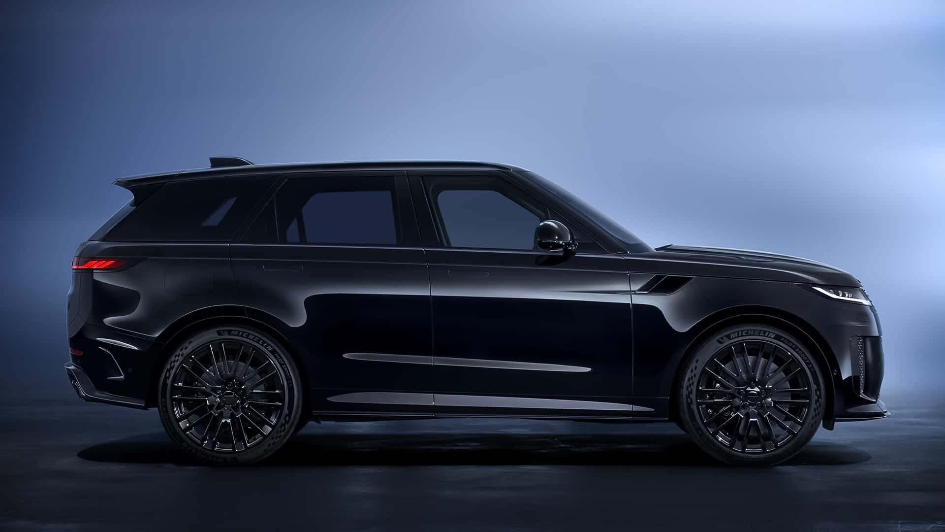Ranger Rover SV Black estreia com visual sombrio e motor V8
