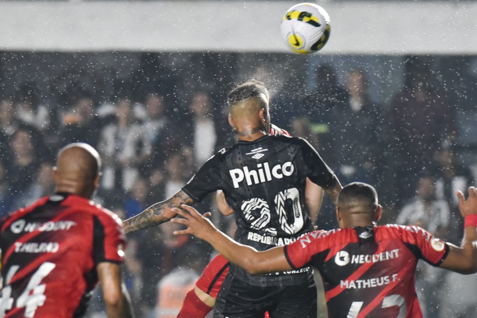 CBF e Tite pedem punição por caso de racismo em jogo do Brasil