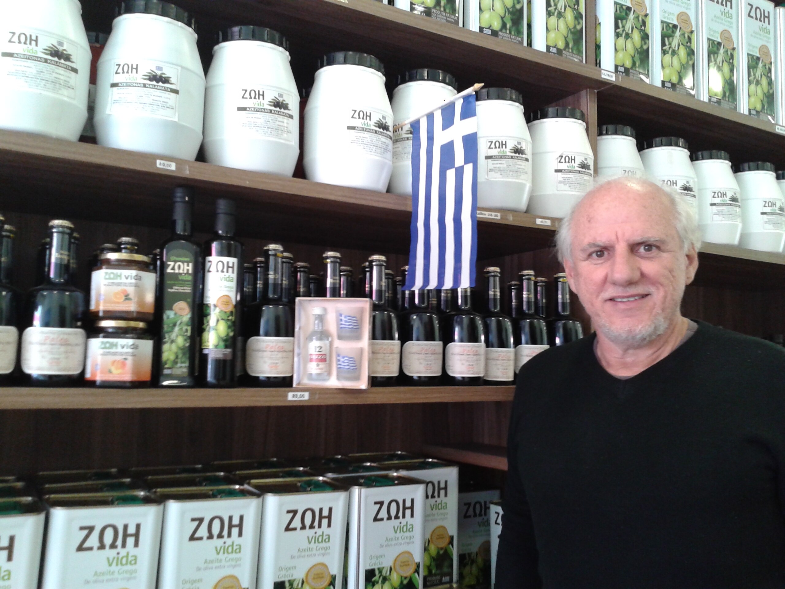 Grego vende azeite feito pela família no Bom Retiro - Estadão