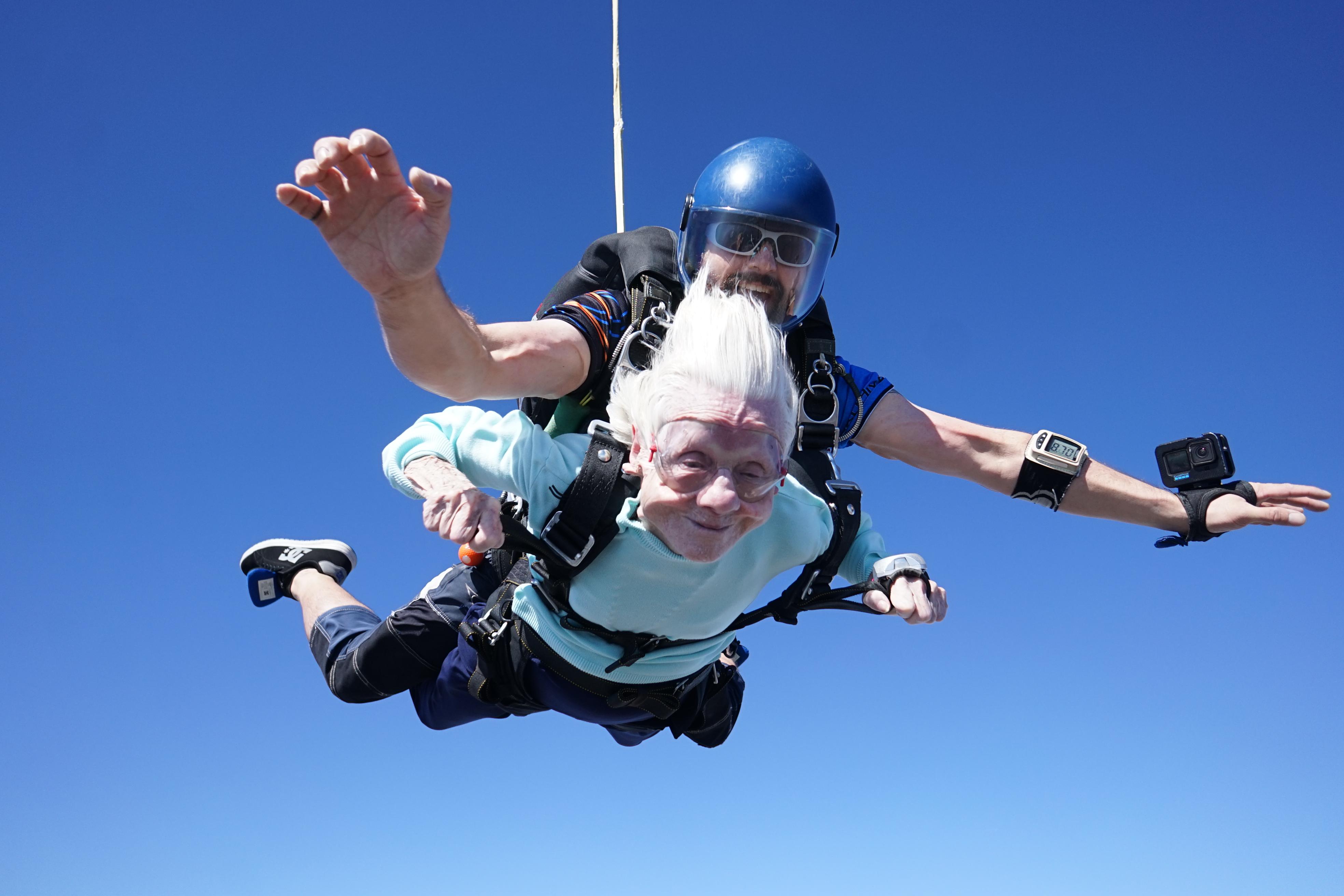Mulher de 102 anos é pessoa mais velha a saltar de paraquedas